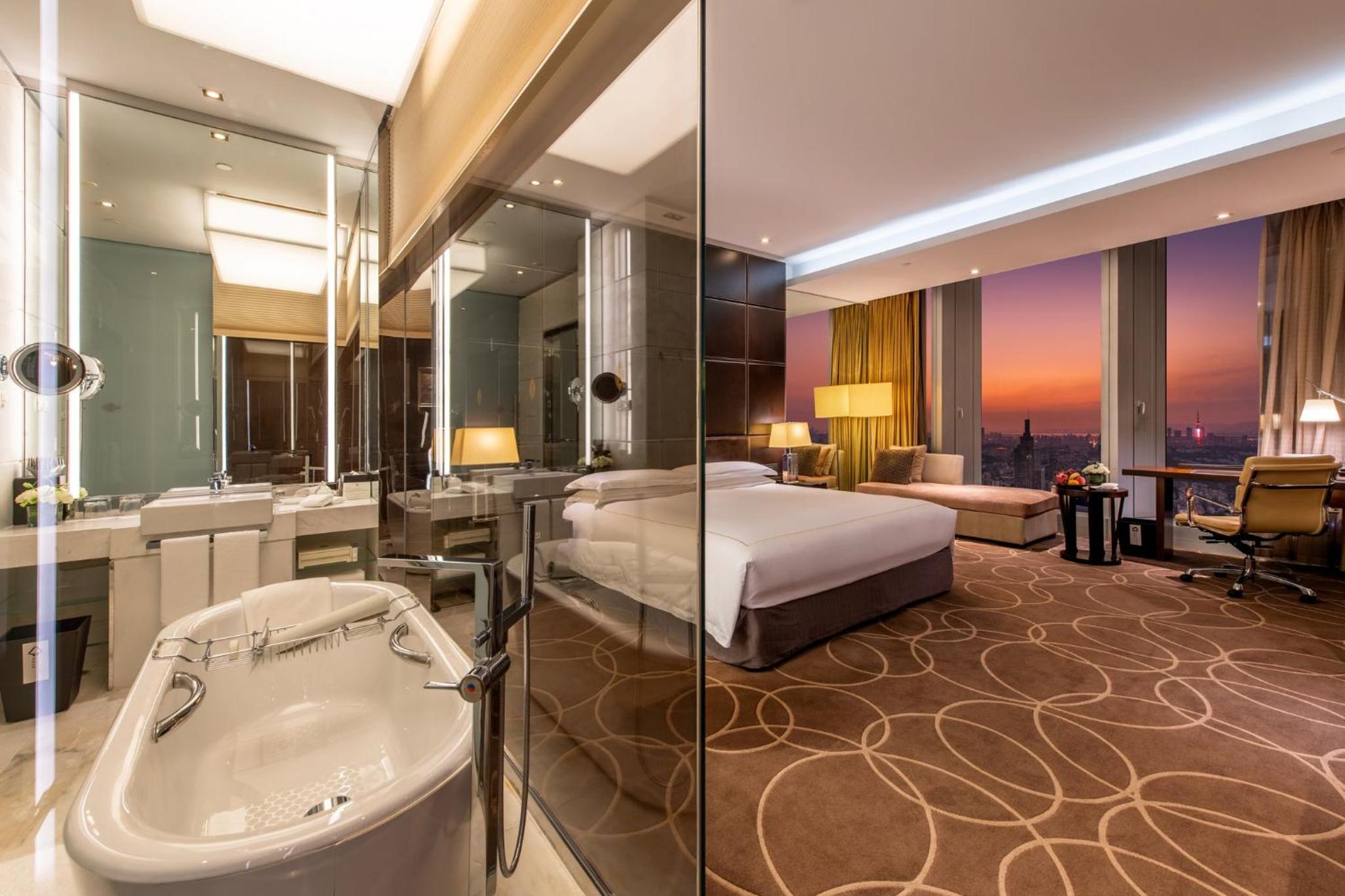 Classic King Room with City View - Photo 6