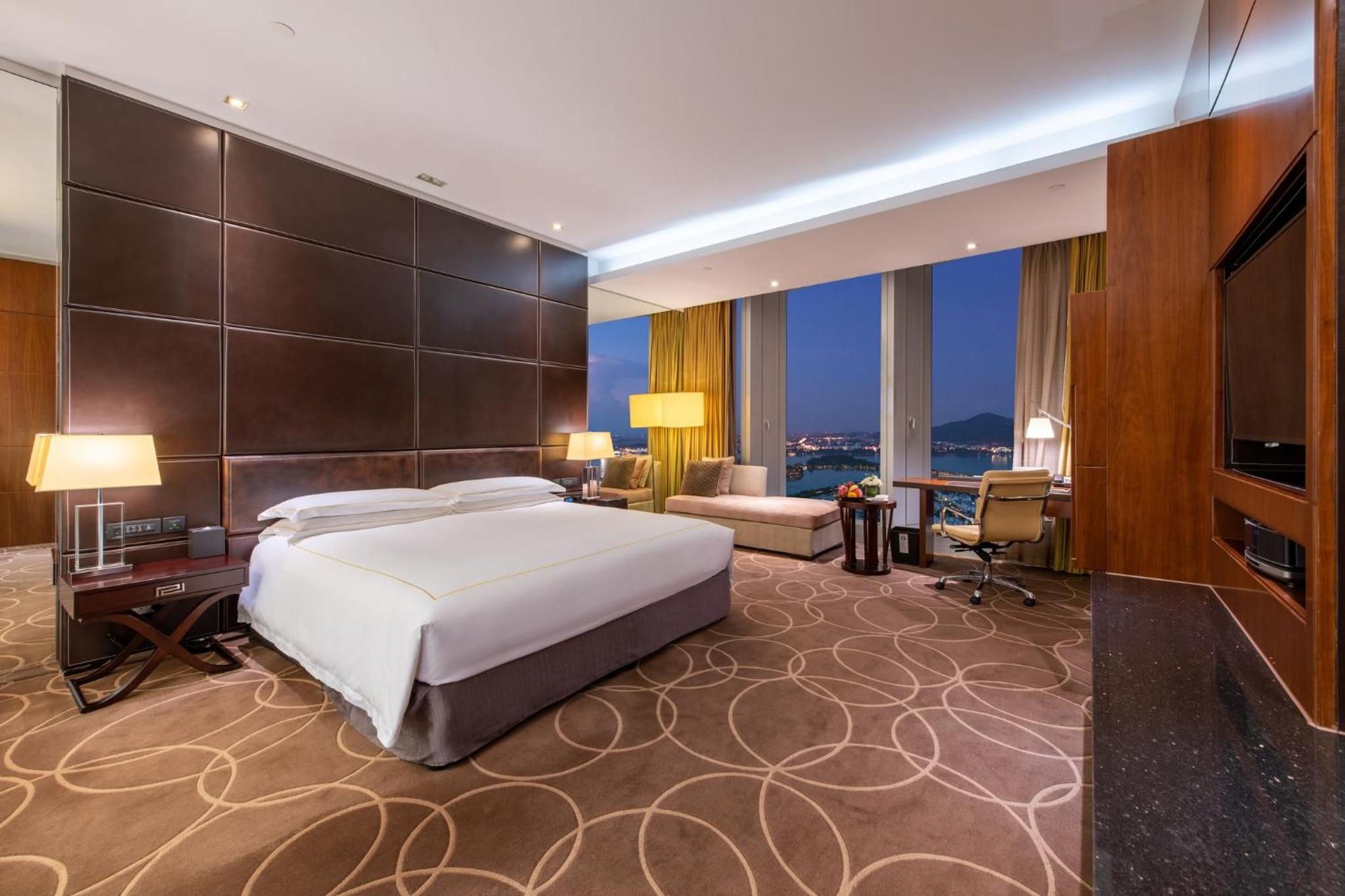 Classic King Room with Lake View - Photo 5