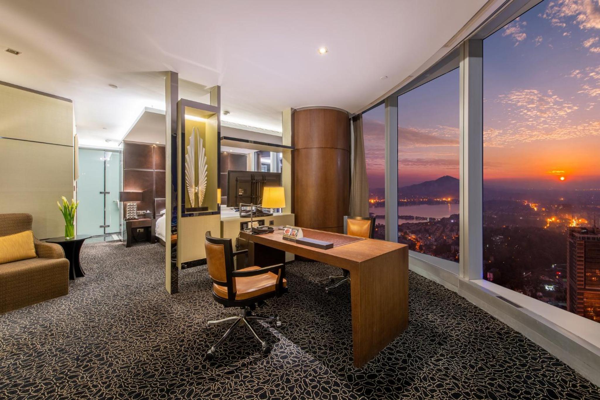 One-Bedroom Dining Suite with Lake View - Photo 9