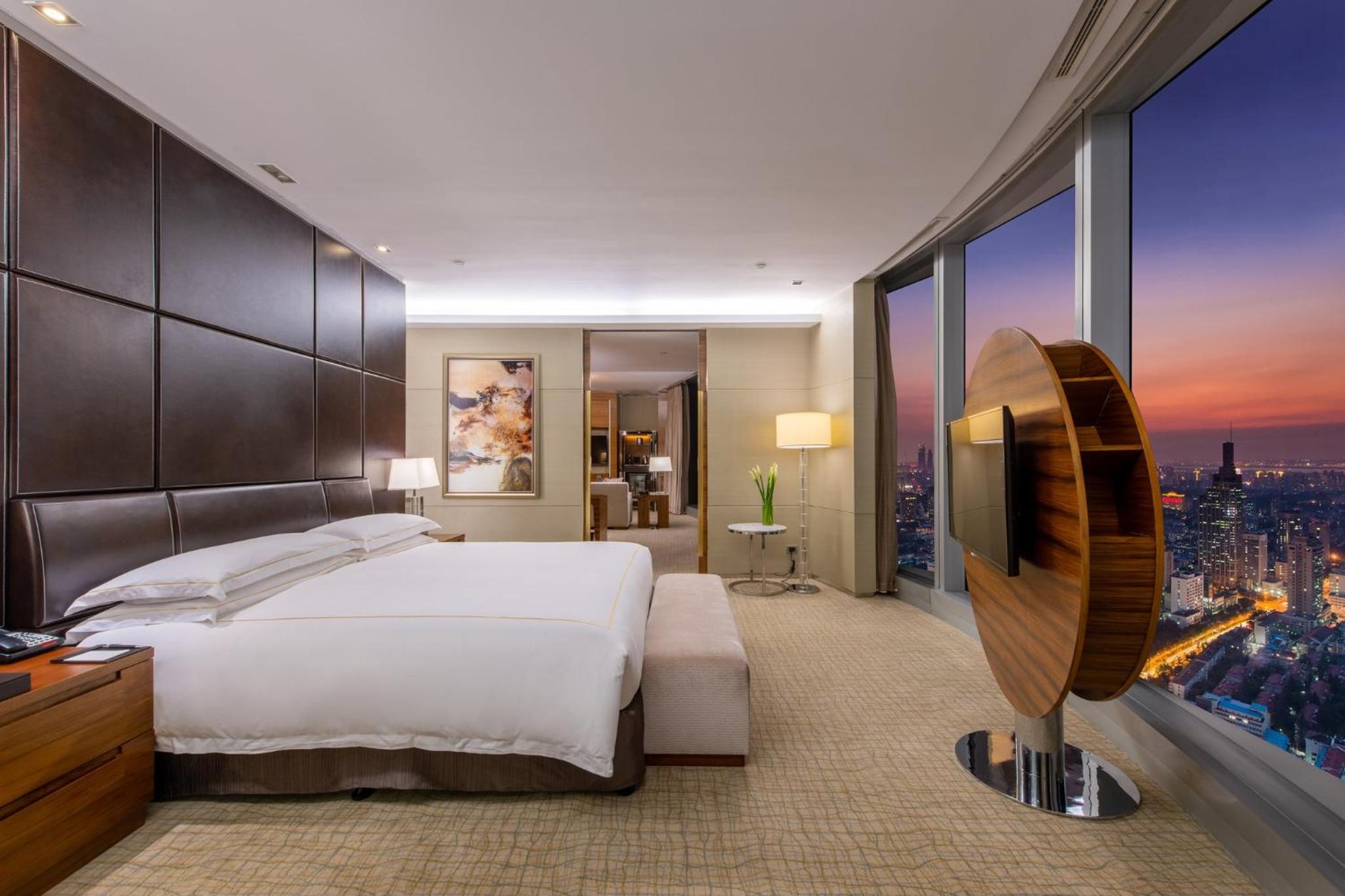 One-Bedroom King Suite with Lake View - Photo 15