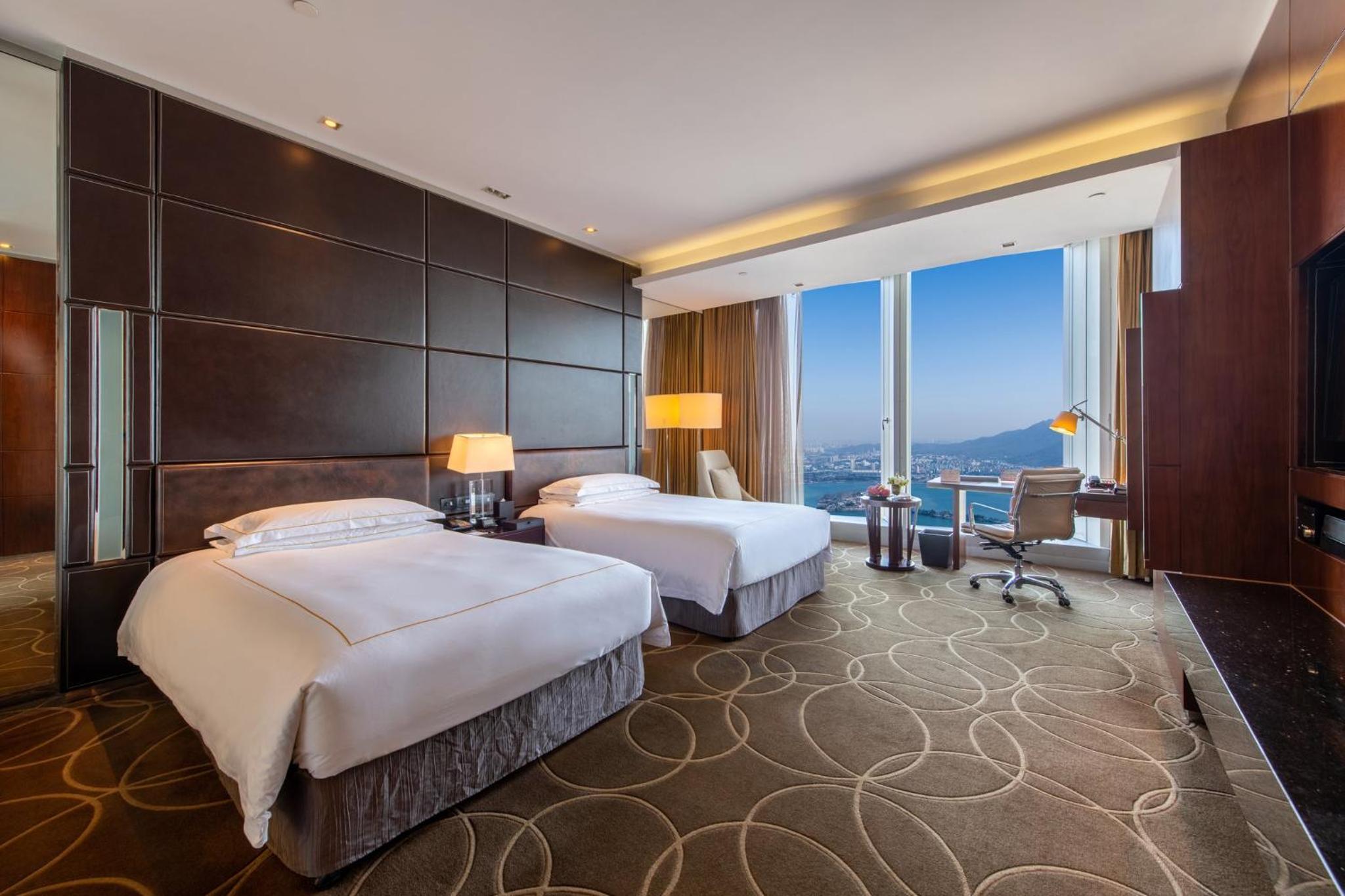 Classic Double Room with Two Double Beds and Lake View - Photo 3