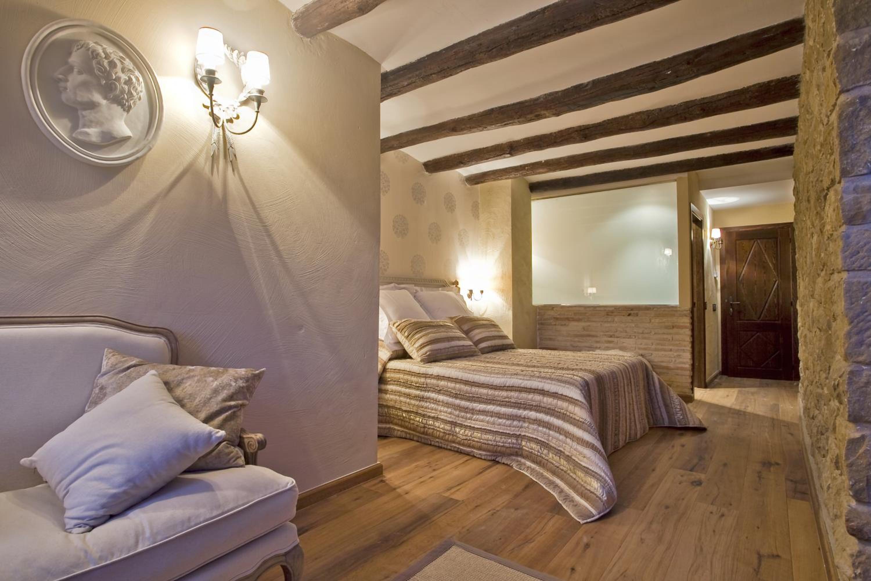 Suite - Photo 1