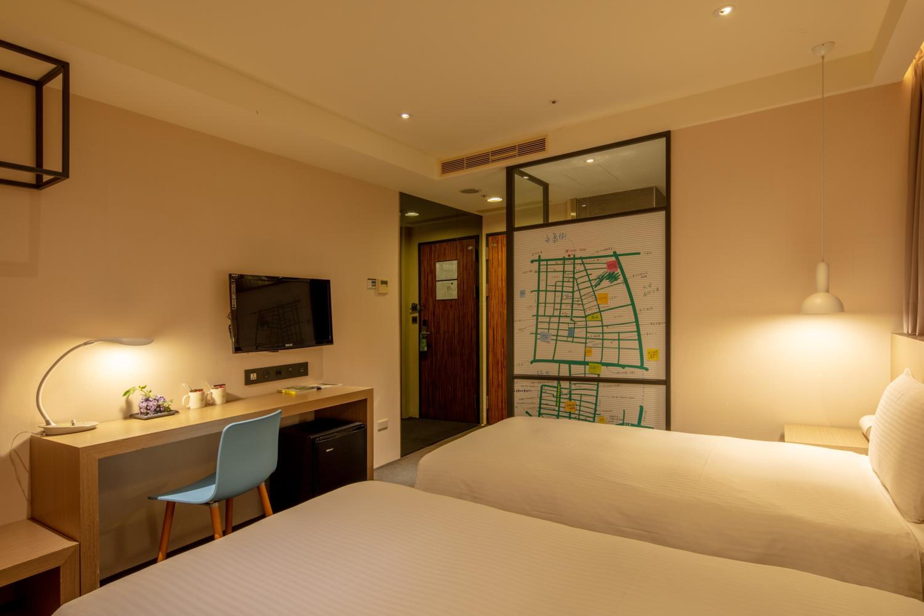 Standard Twin Room - no window photo 3