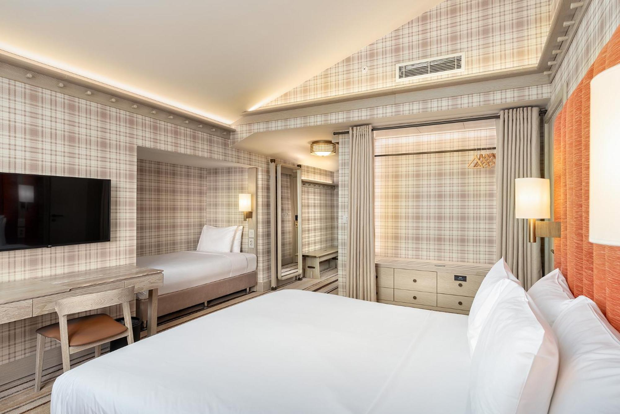 Corner Room photo 1