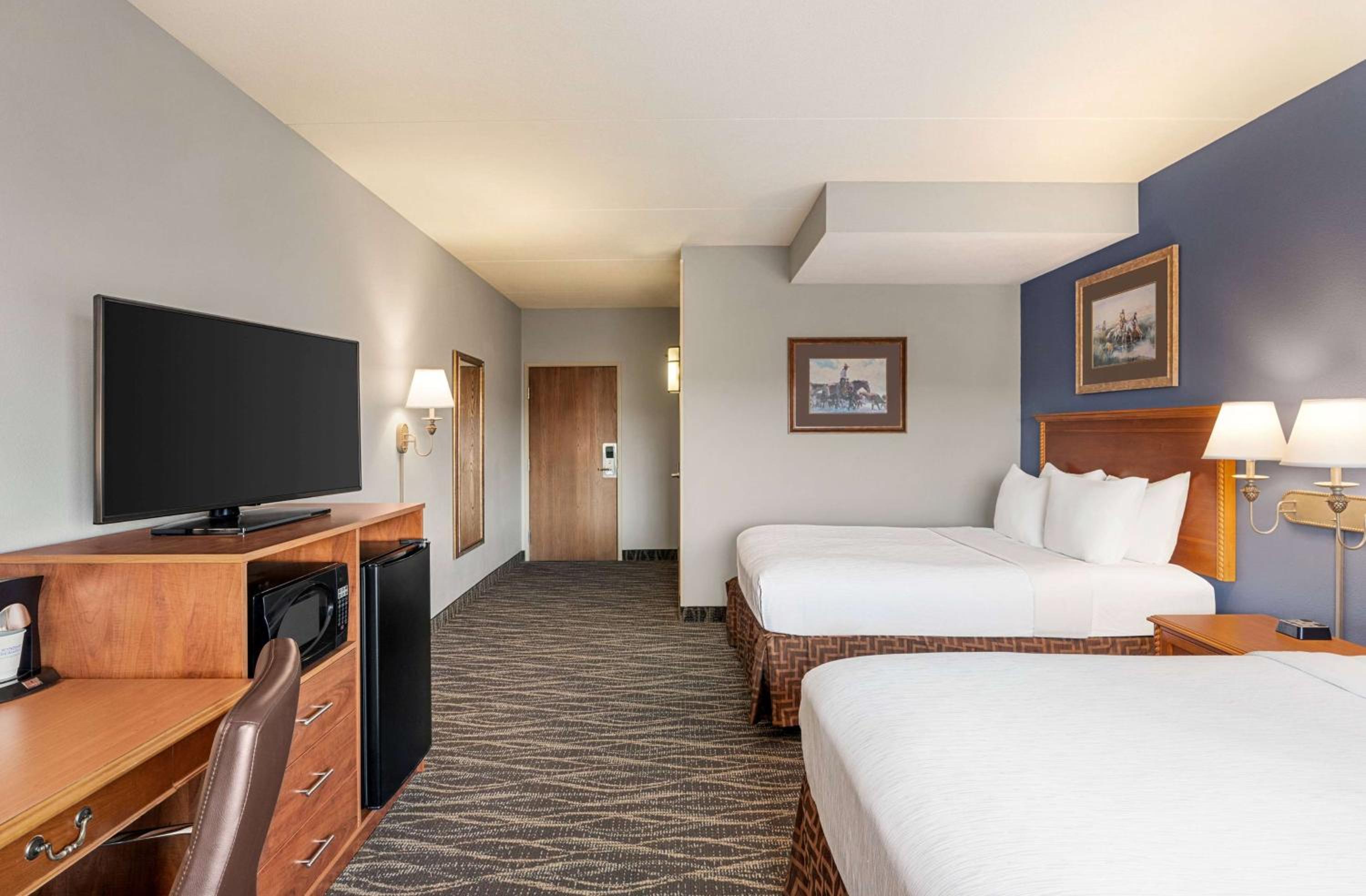 Queen Room with Two Queen Beds - Non-Smoking/Pet Friendly photo 2