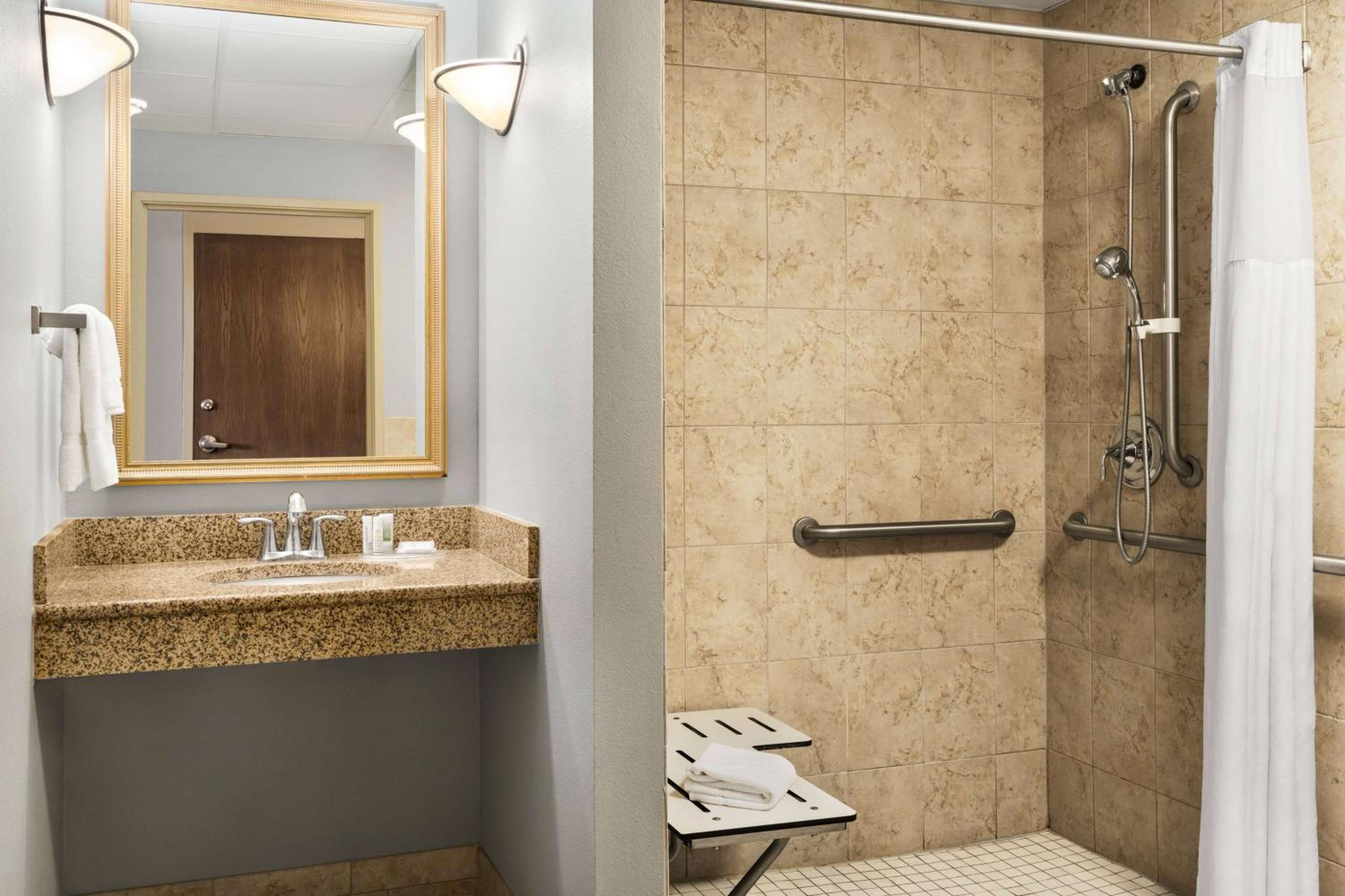Deluxe King Room - Mobility Access/Non-Smoking