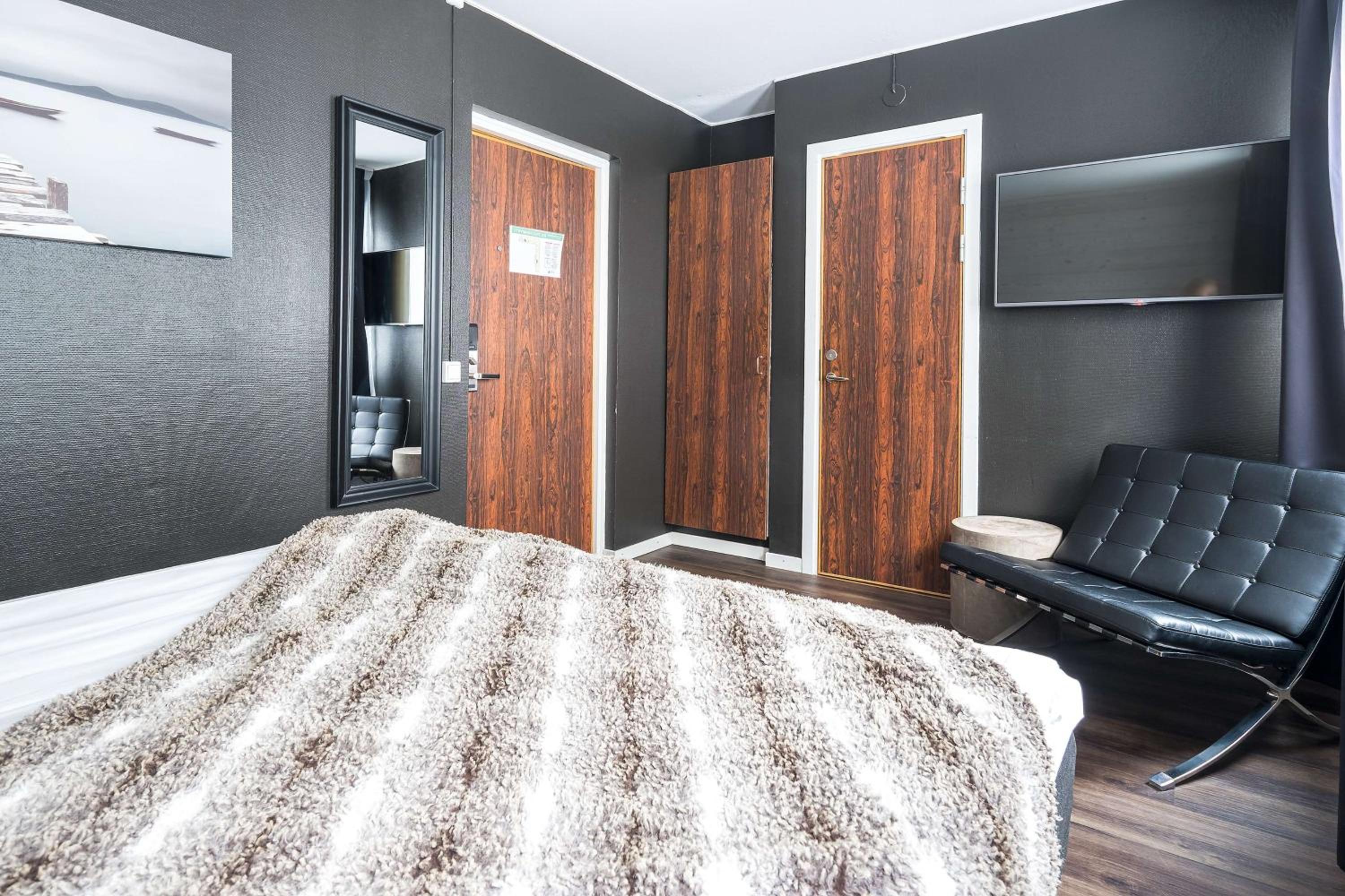 Standard Queen Room - Photo 10