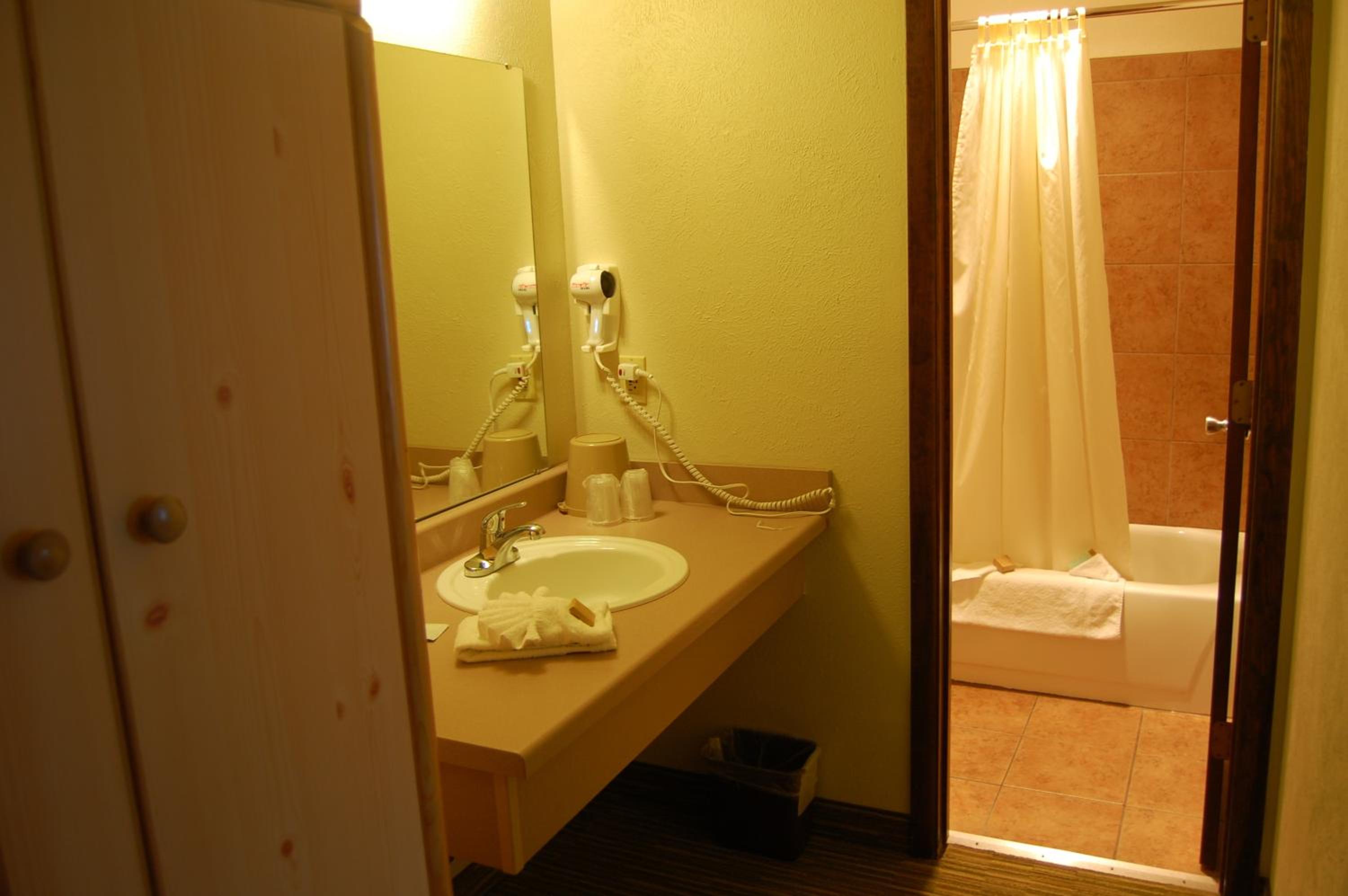 King Room - Non-Smoking photo 2