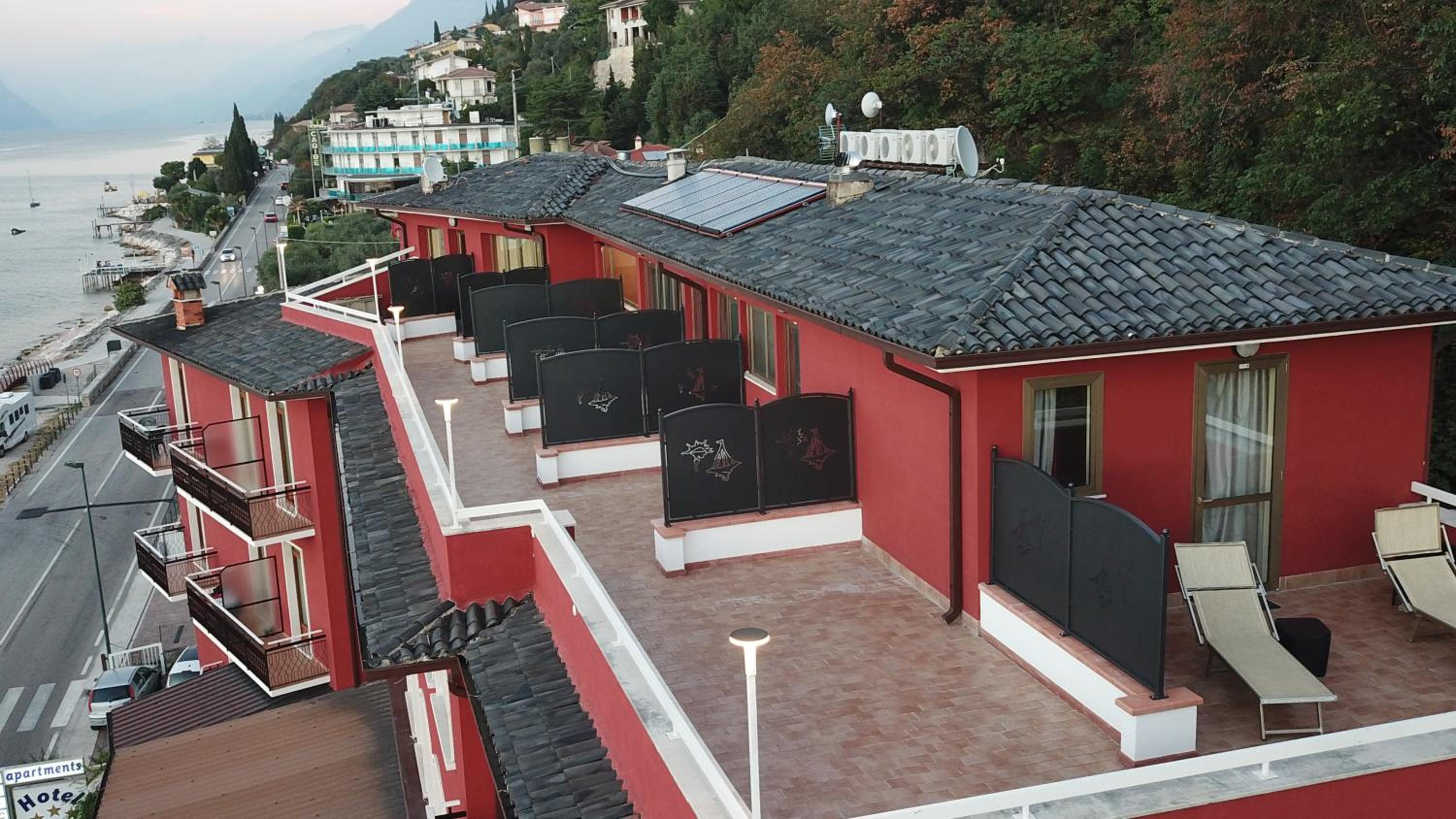 Quadruple Room with Lake View and Terrace - Photo 8