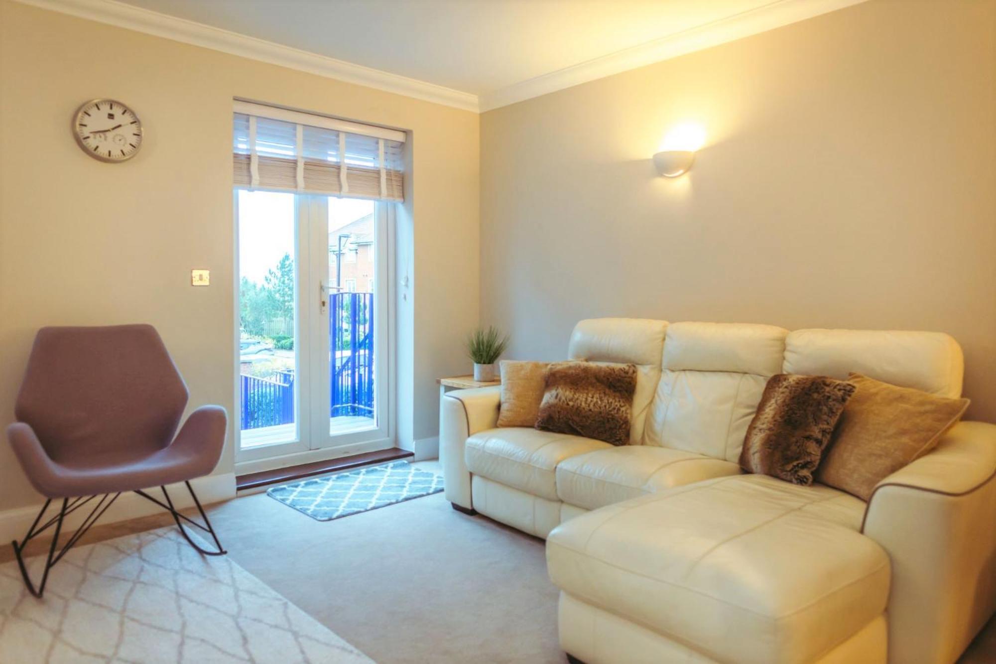 Five-Bedroom House photo 1