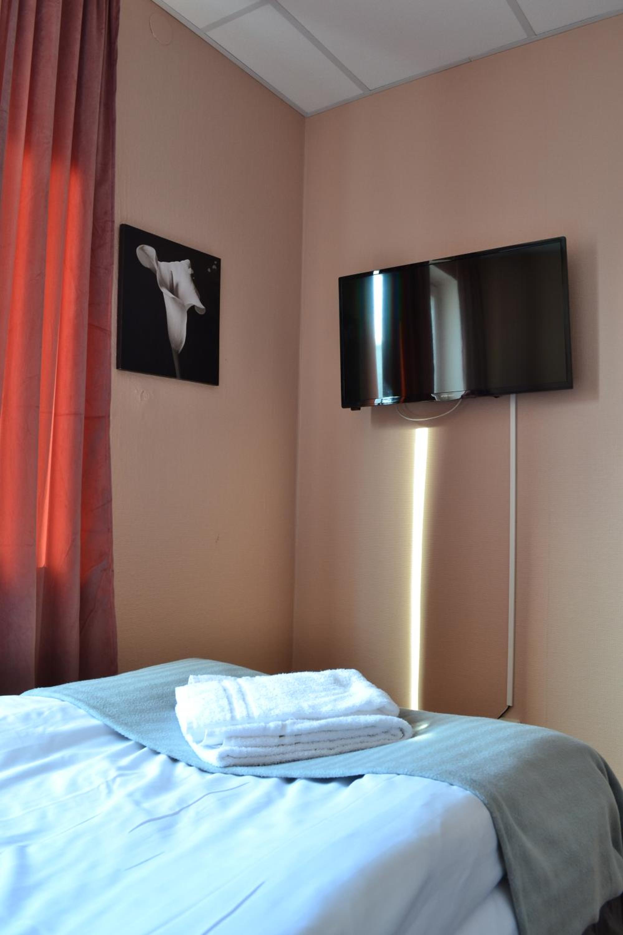 Double or Twin Room - Photo 7