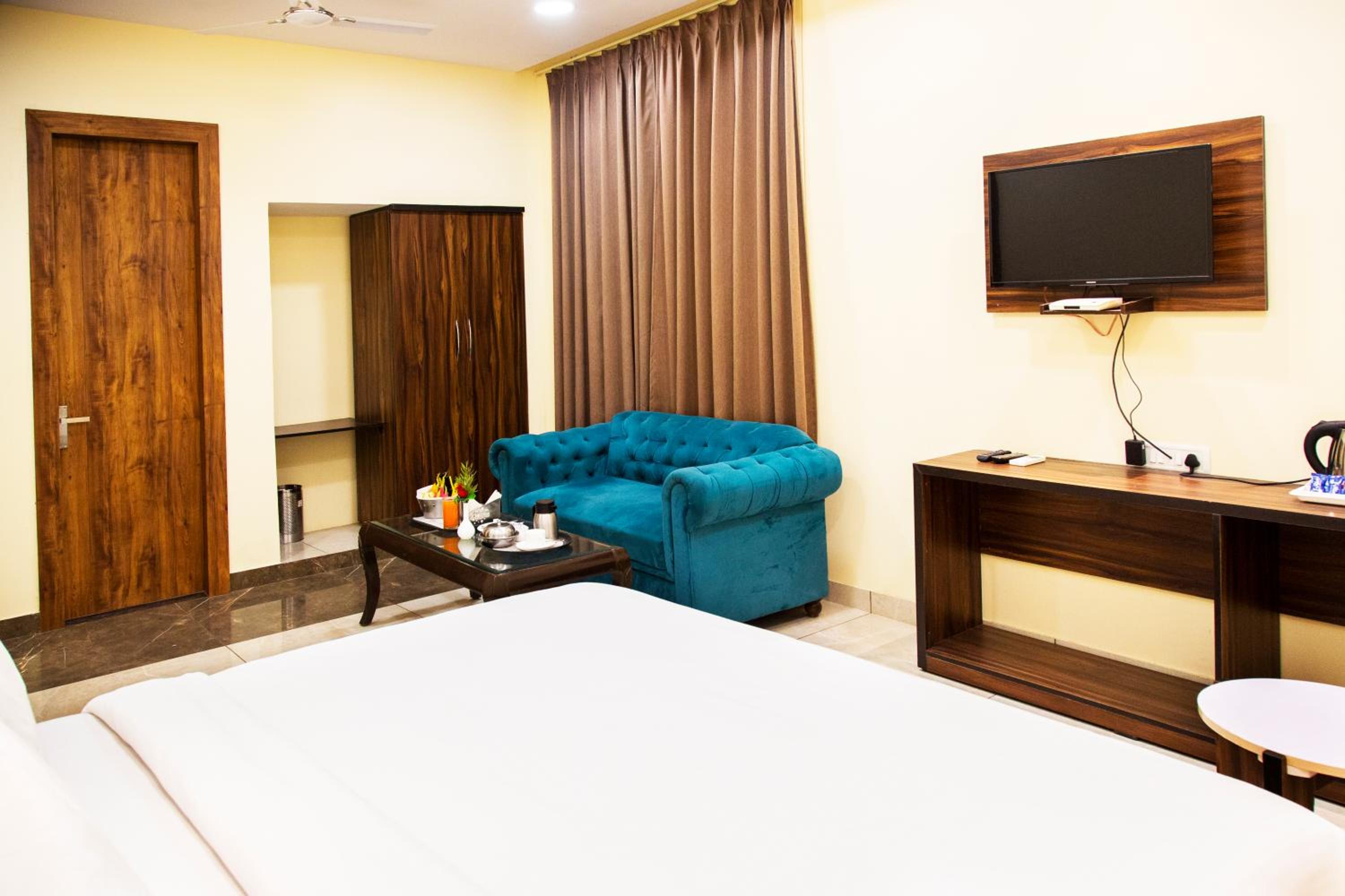 Deluxe Room - Photo 13