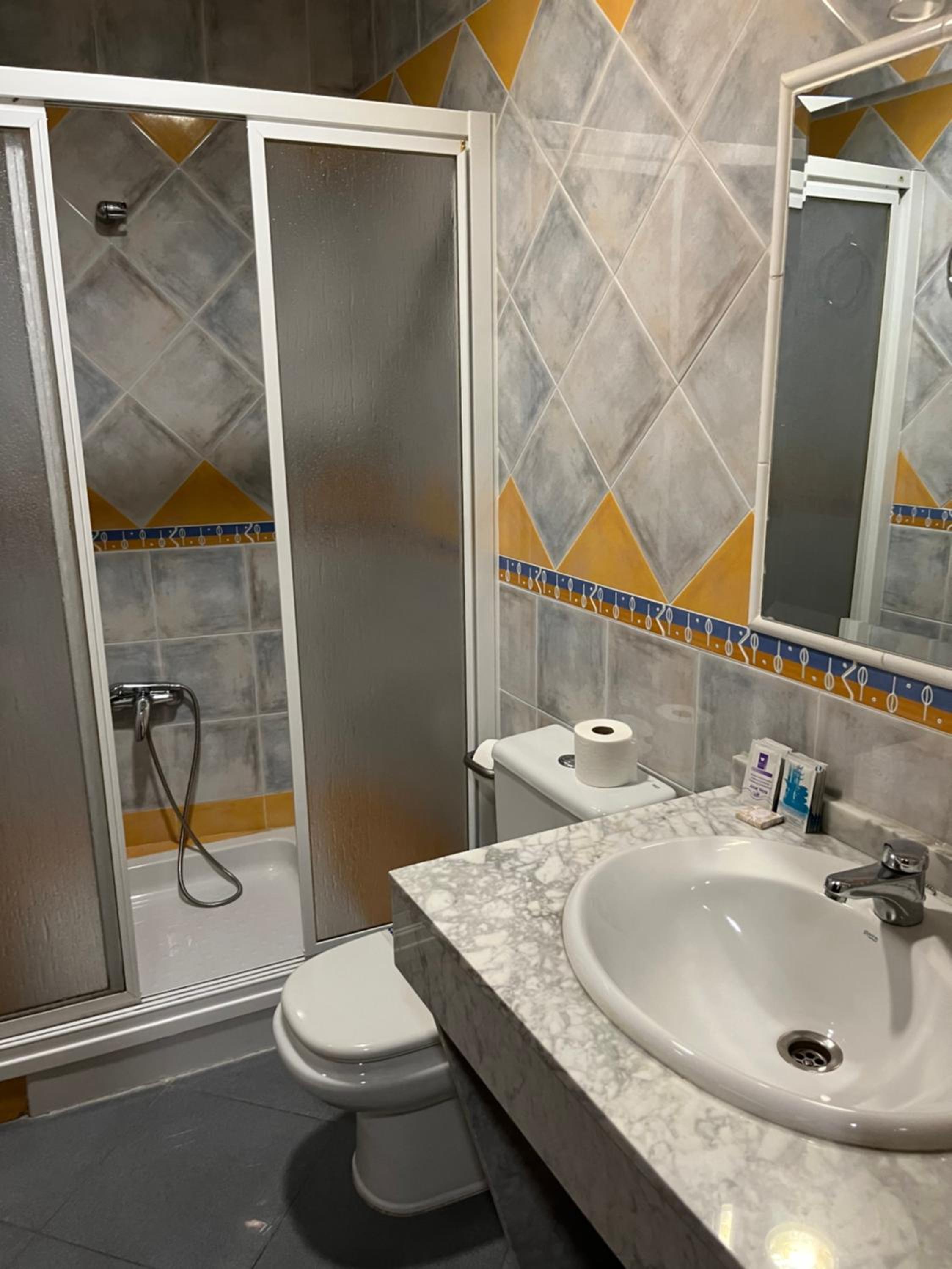 Twin Room with Private Bathroom photo 2