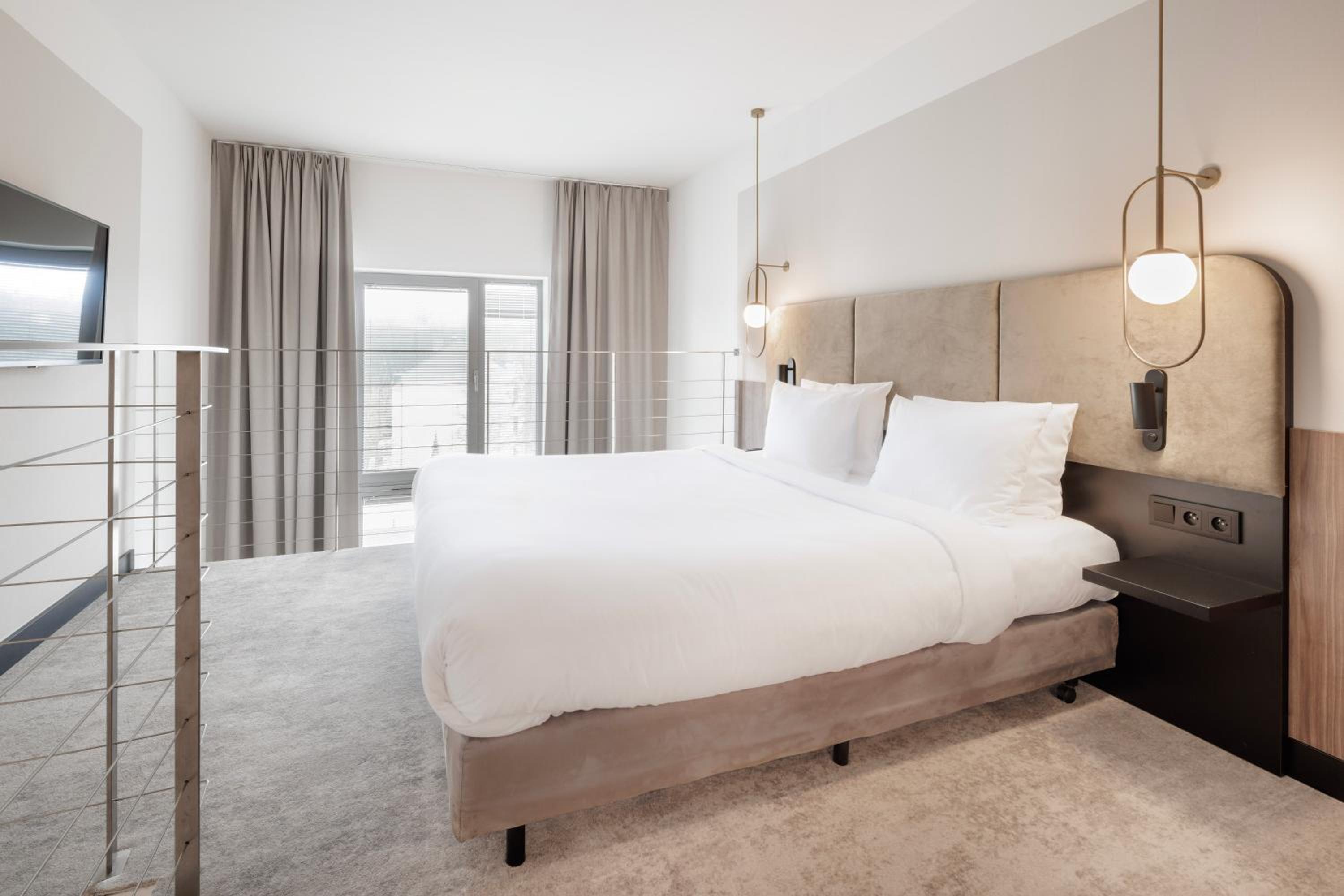 One-Bedroom Superior Queen Suite with Sofa Bed and Balcony - Mezzanine
