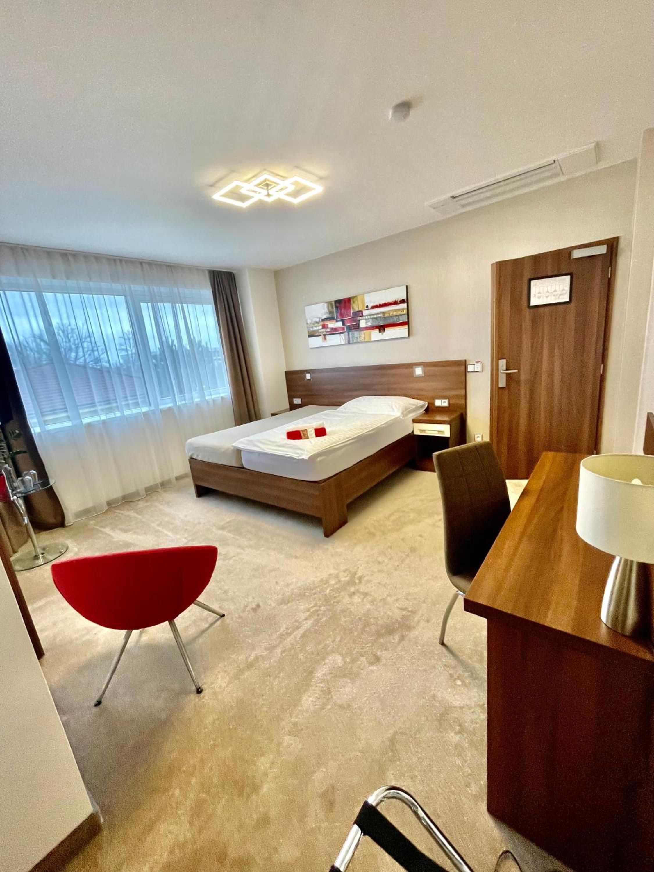 Queen Room - Disability Access - Photo 1
