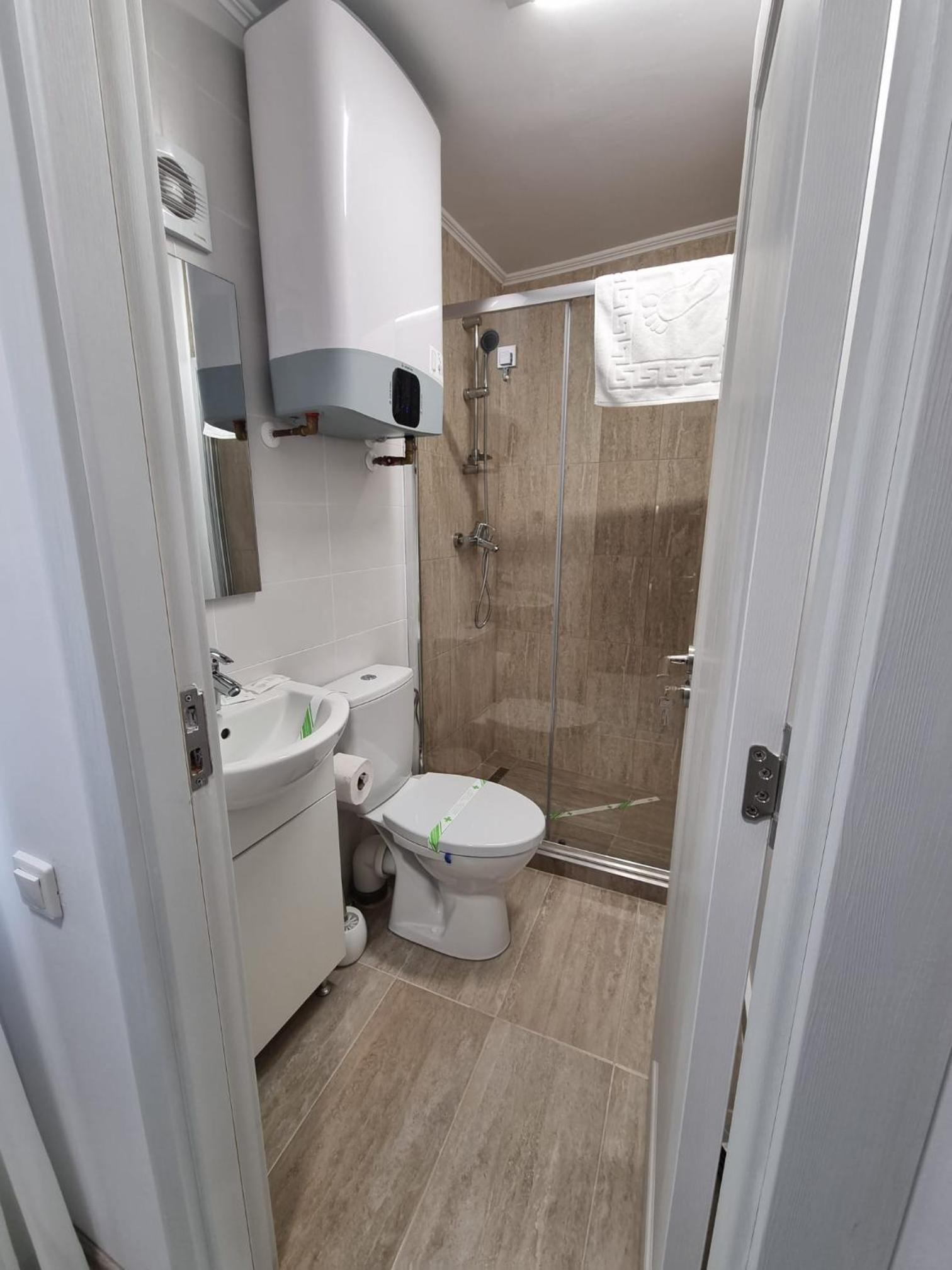 Double Room with Private Bathroom - Photo 15