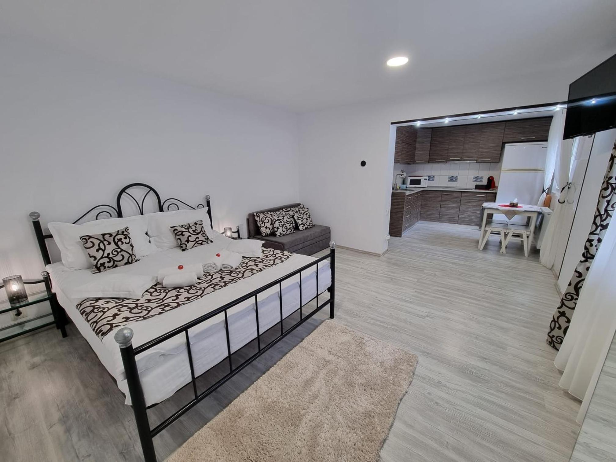 Deluxe Double Room (2 Adults + 1 Child) - Photo 1
