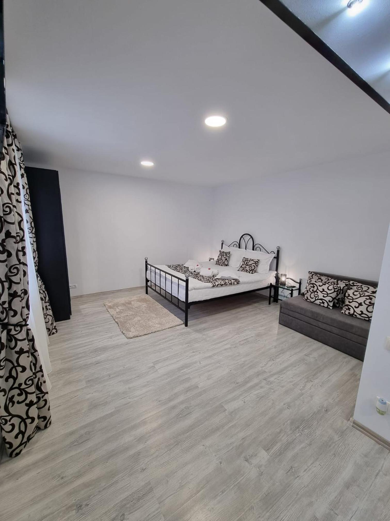 Deluxe Double Room (2 Adults + 1 Child) - Photo 25