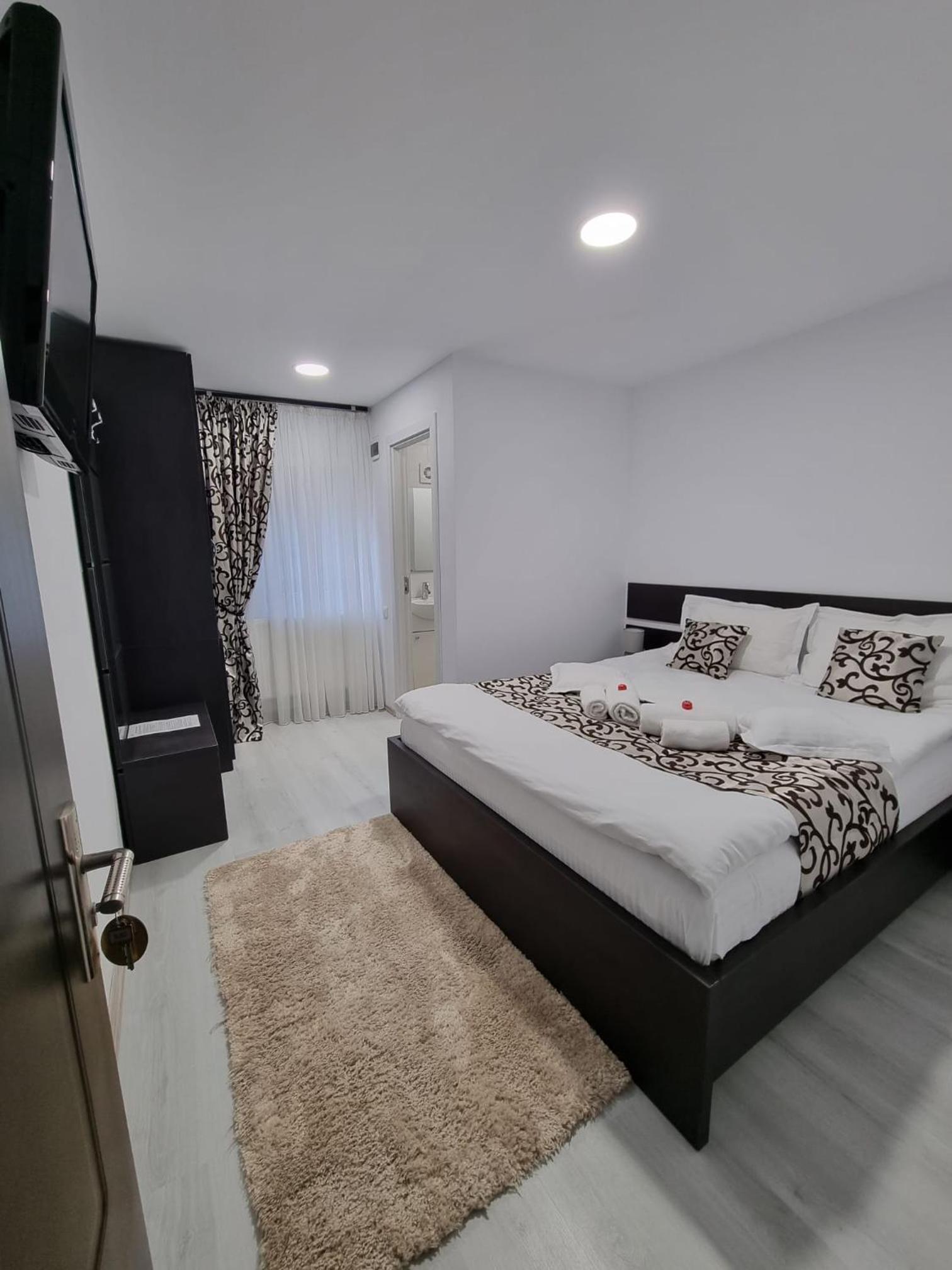 Double Room with Private Bathroom - Photo 17