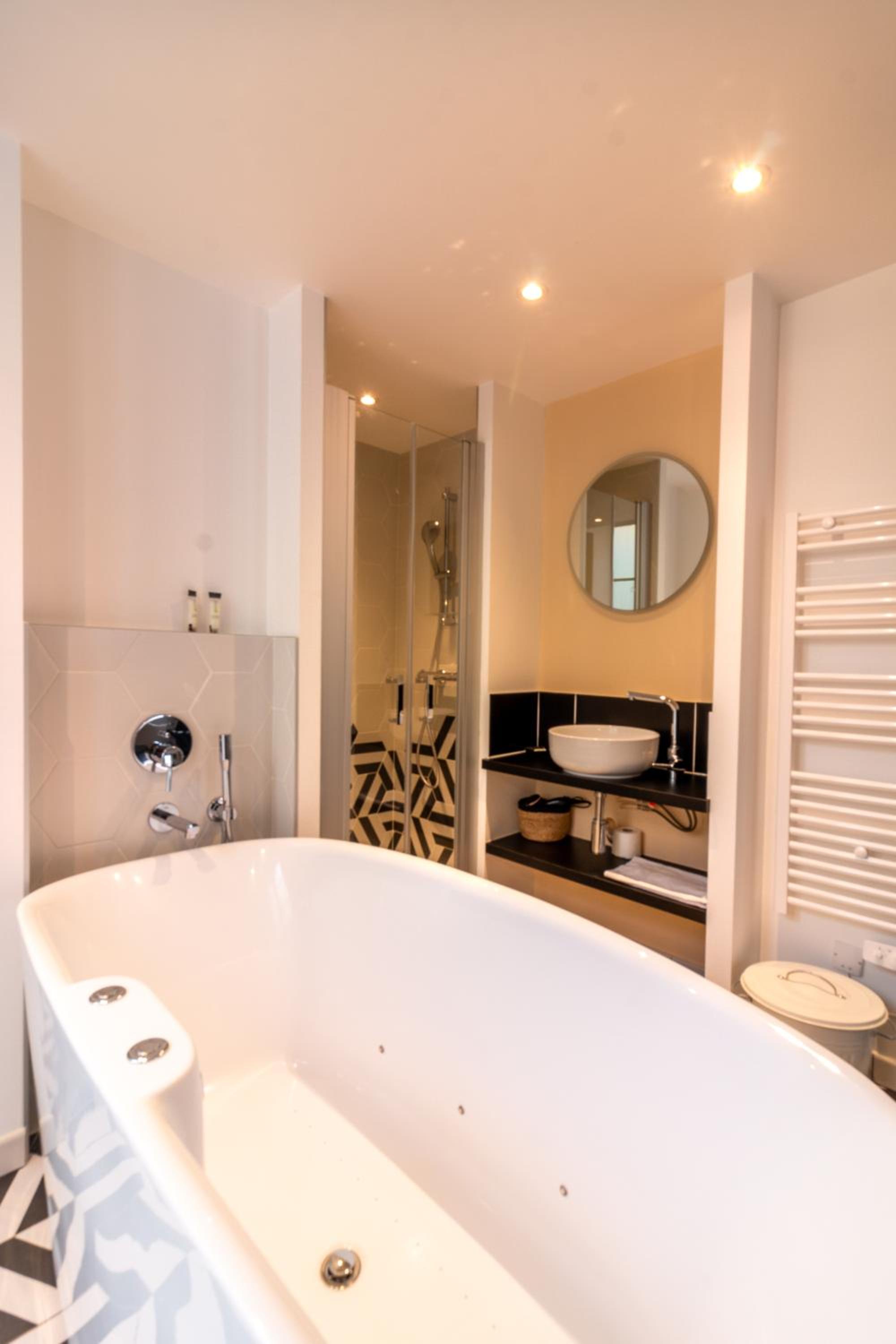 Deluxe Double Room with Bath - Photo 4