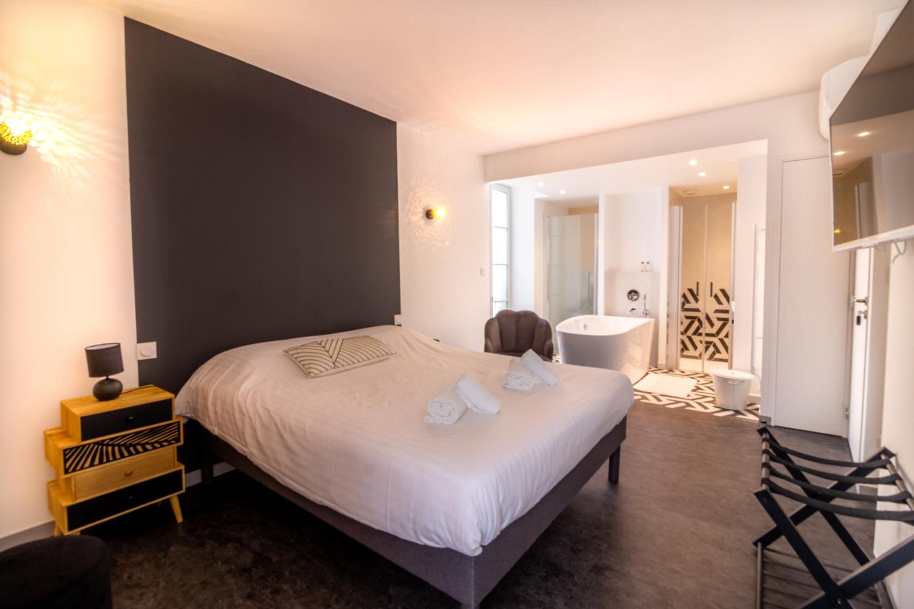 Deluxe Double Room with Bath - Photo 1