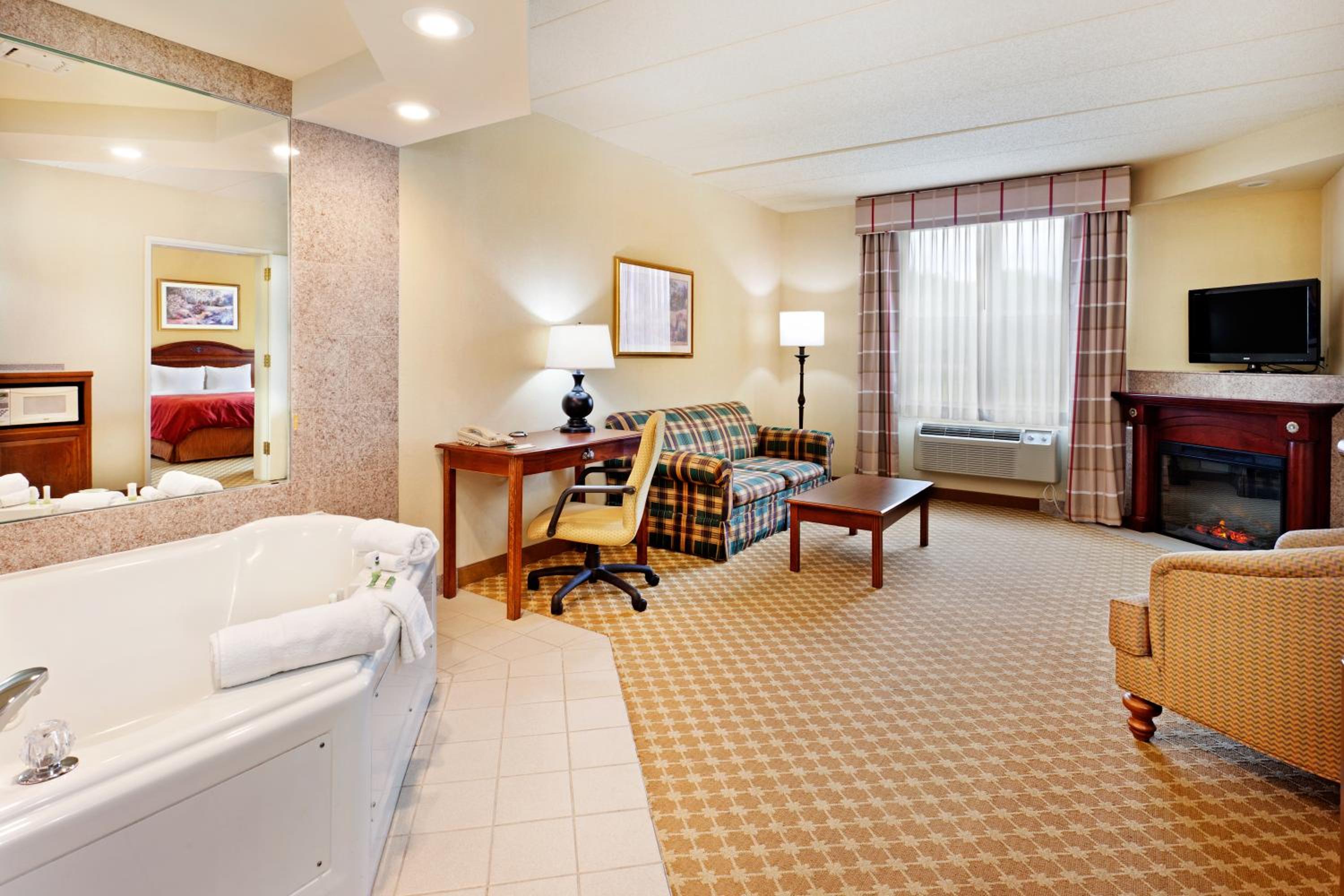 King Suite with Whirlpool - Non-smoking - Photo 1