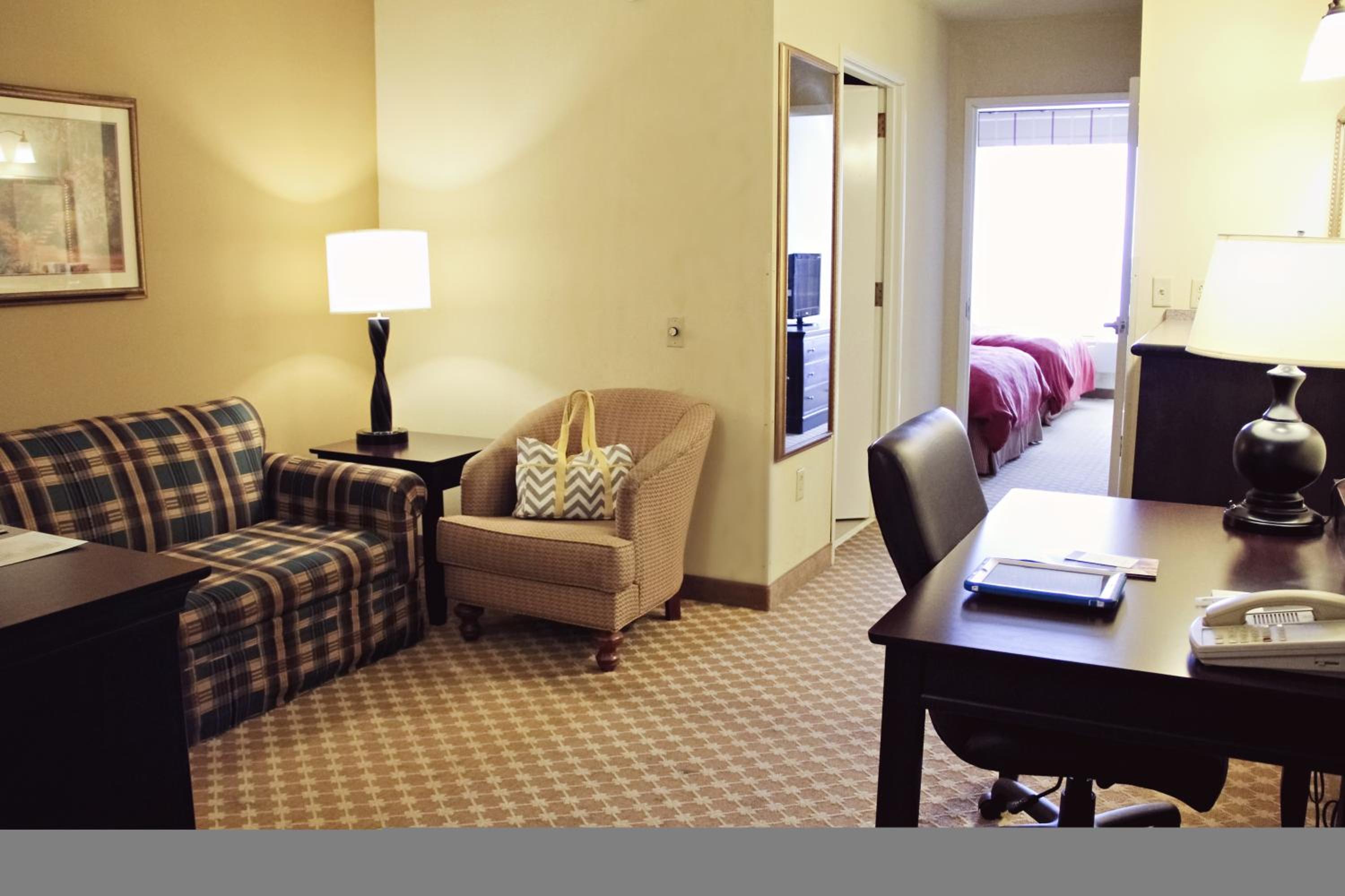 One-Bedroom King Suite with Sofa Bed - Photo 2