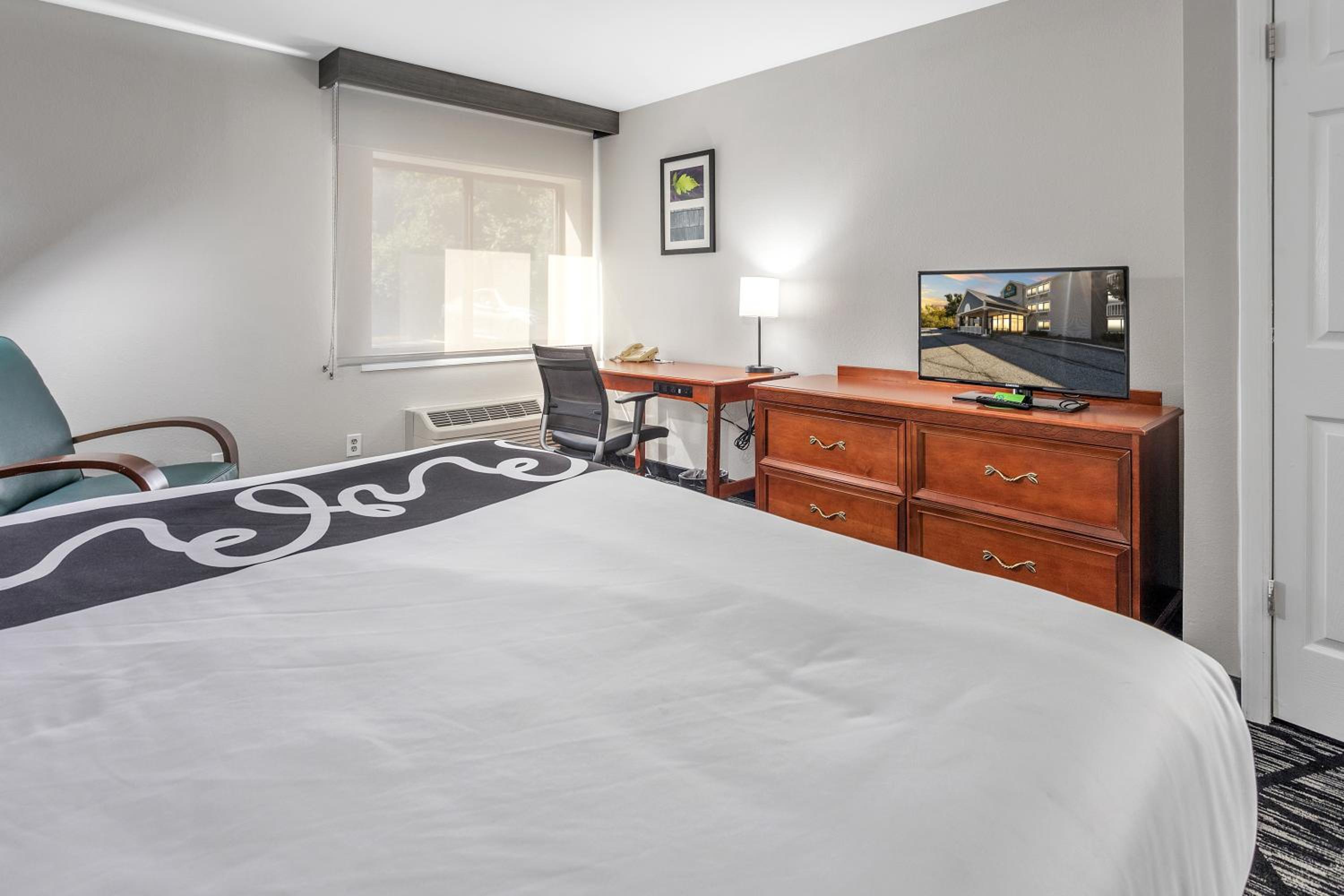  Deluxe King Room - Photo 1