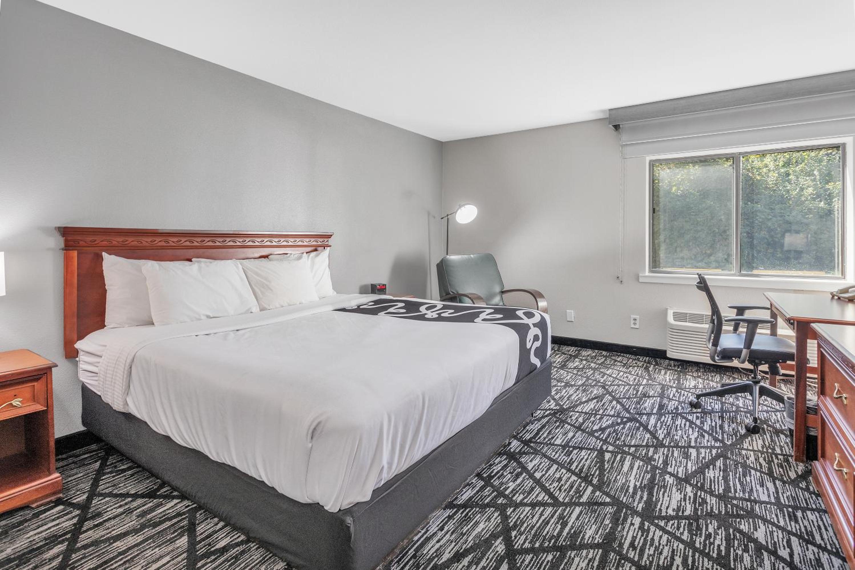  Deluxe King Room - Photo 3