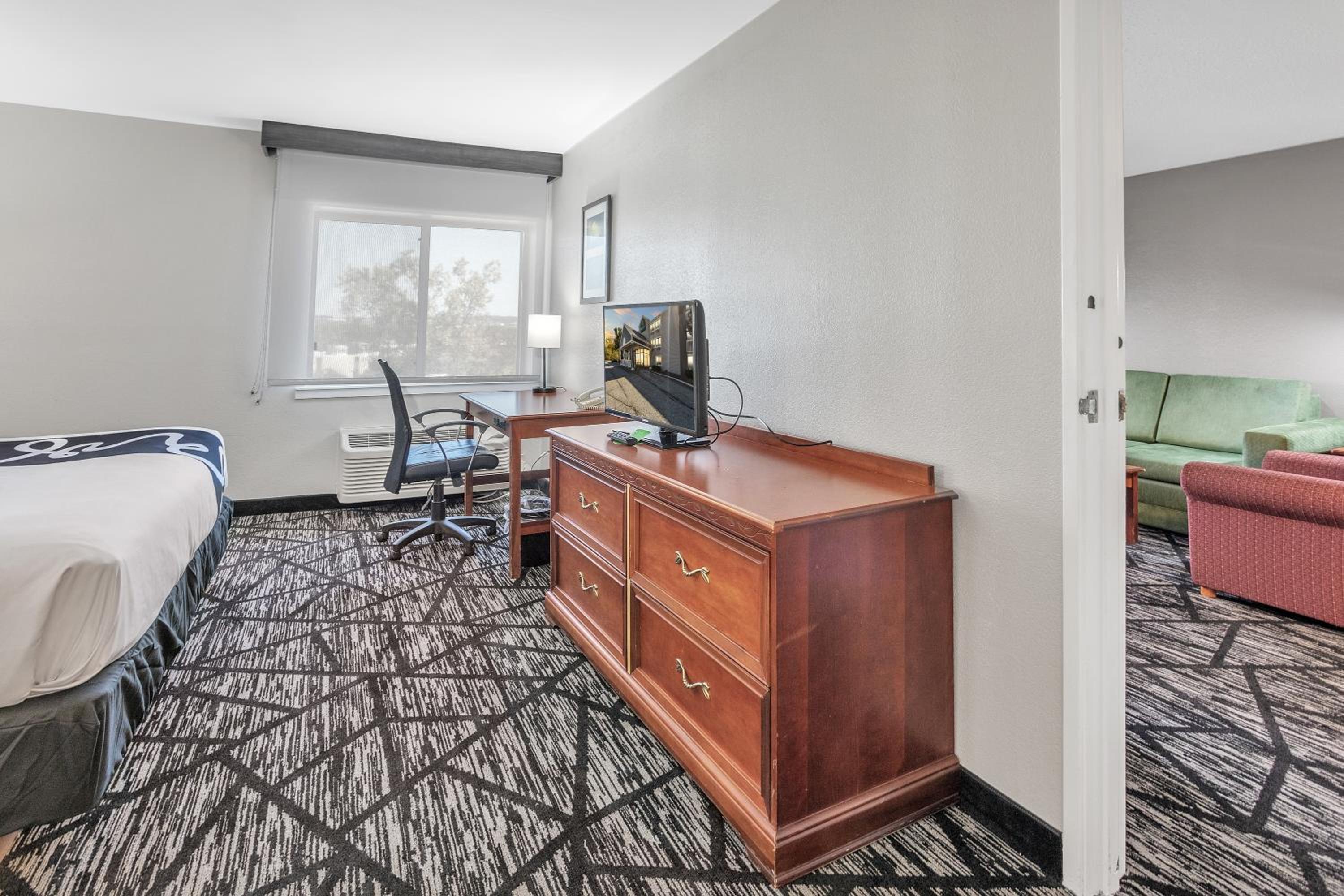 Two-Room King Suite - Non-Smoking - Photo 4