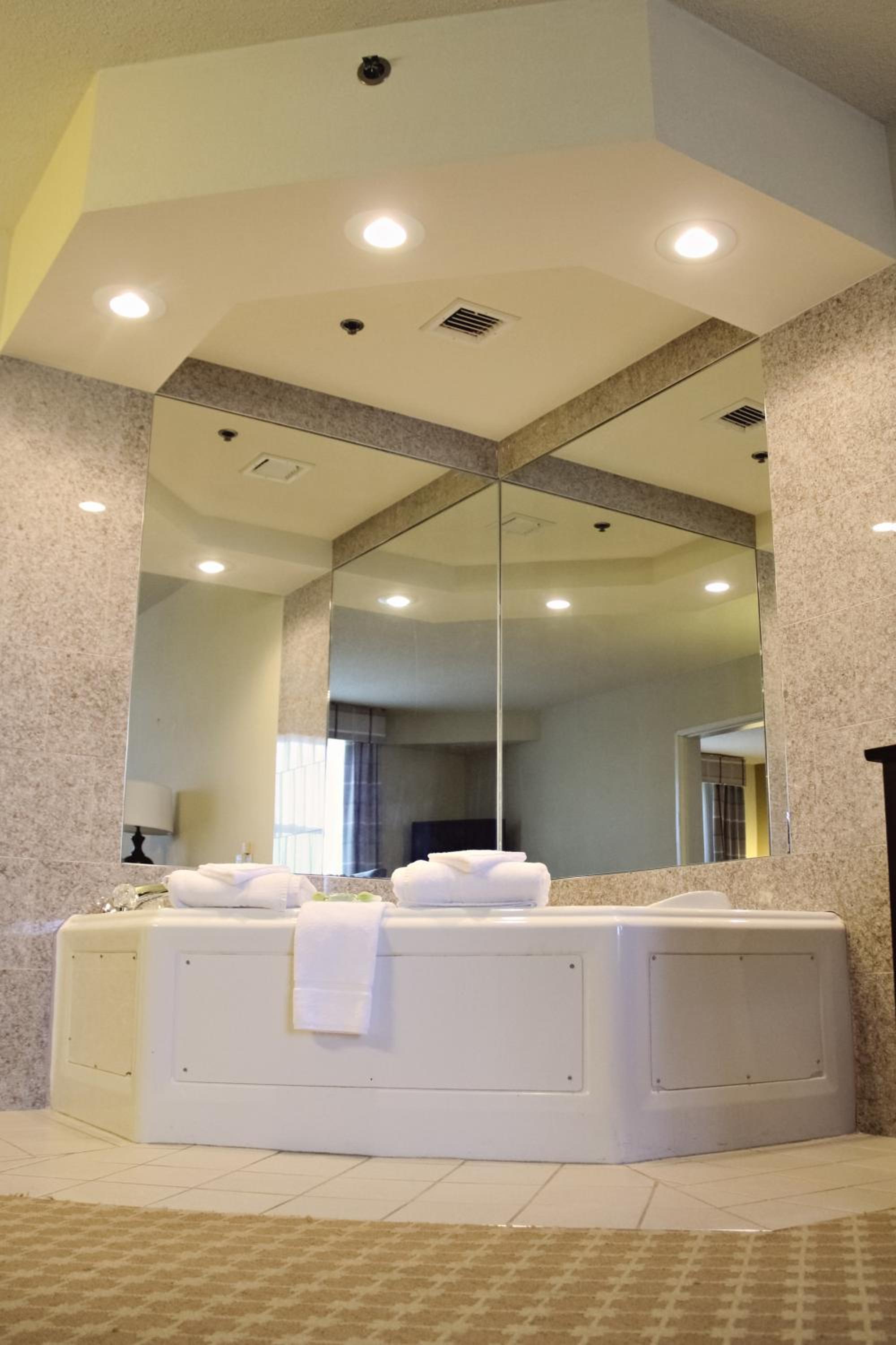 King Suite with Whirlpool - Non-smoking - Photo 2