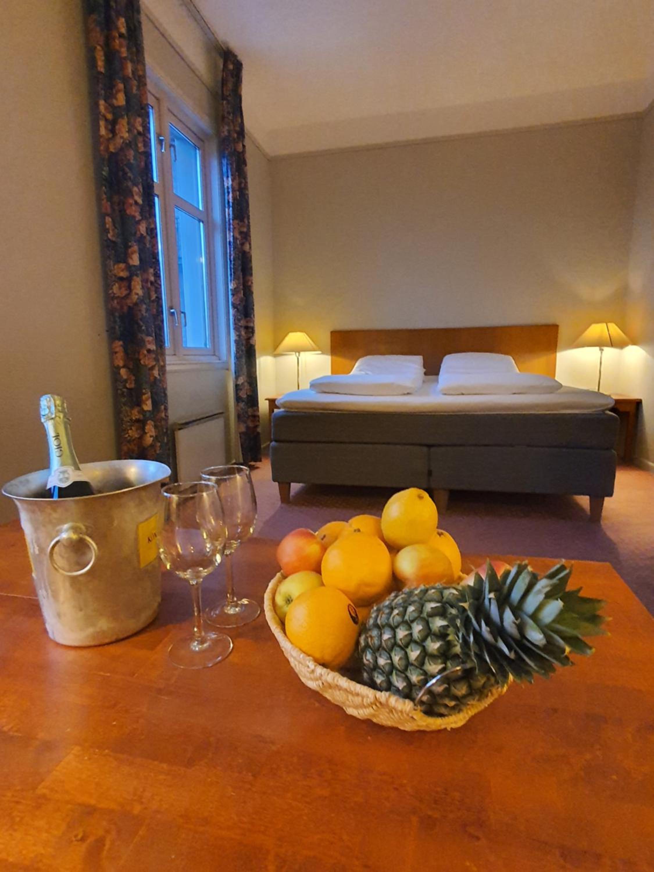 Suite - Photo 1