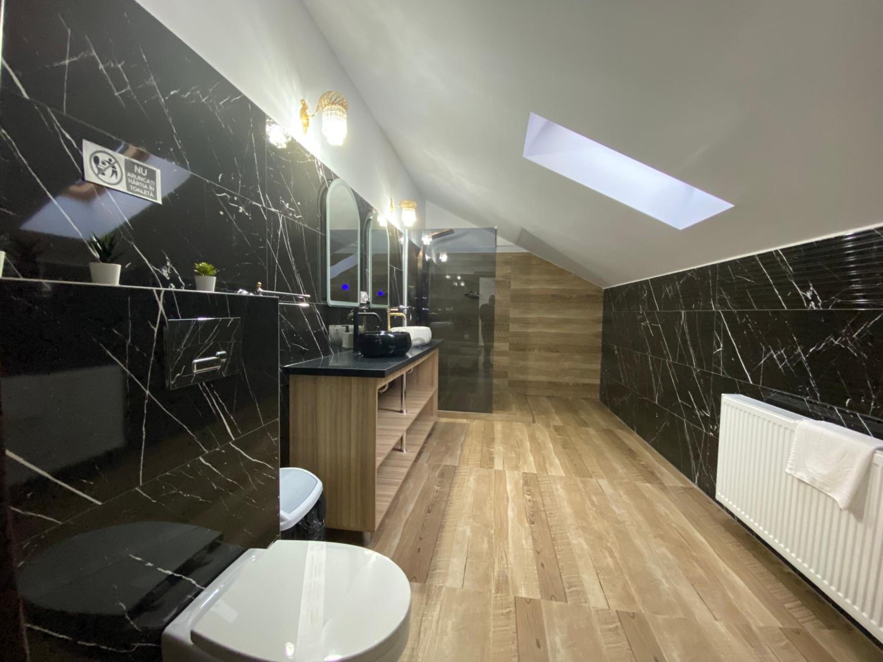 Double Room with Spa Bath - Photo 11