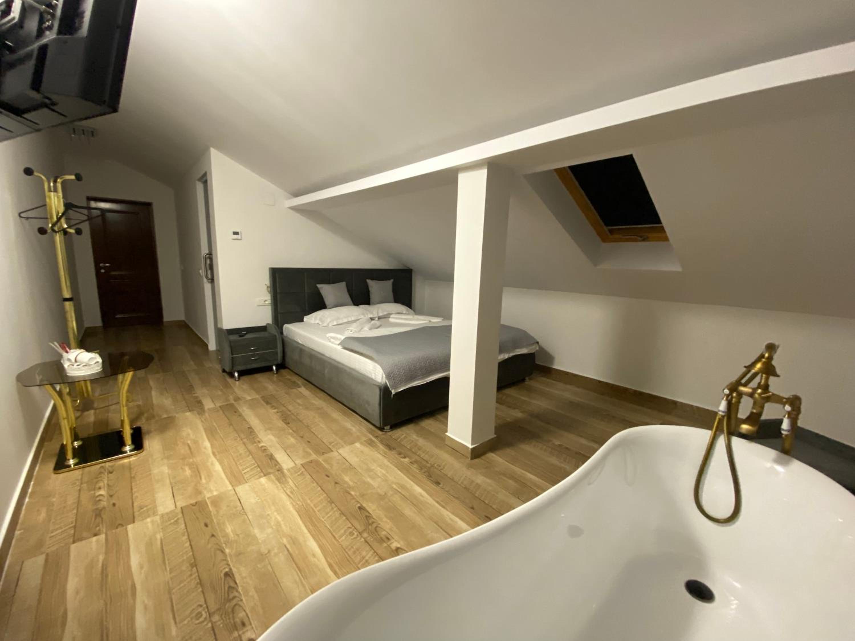 Double Room with Spa Bath - Photo 1