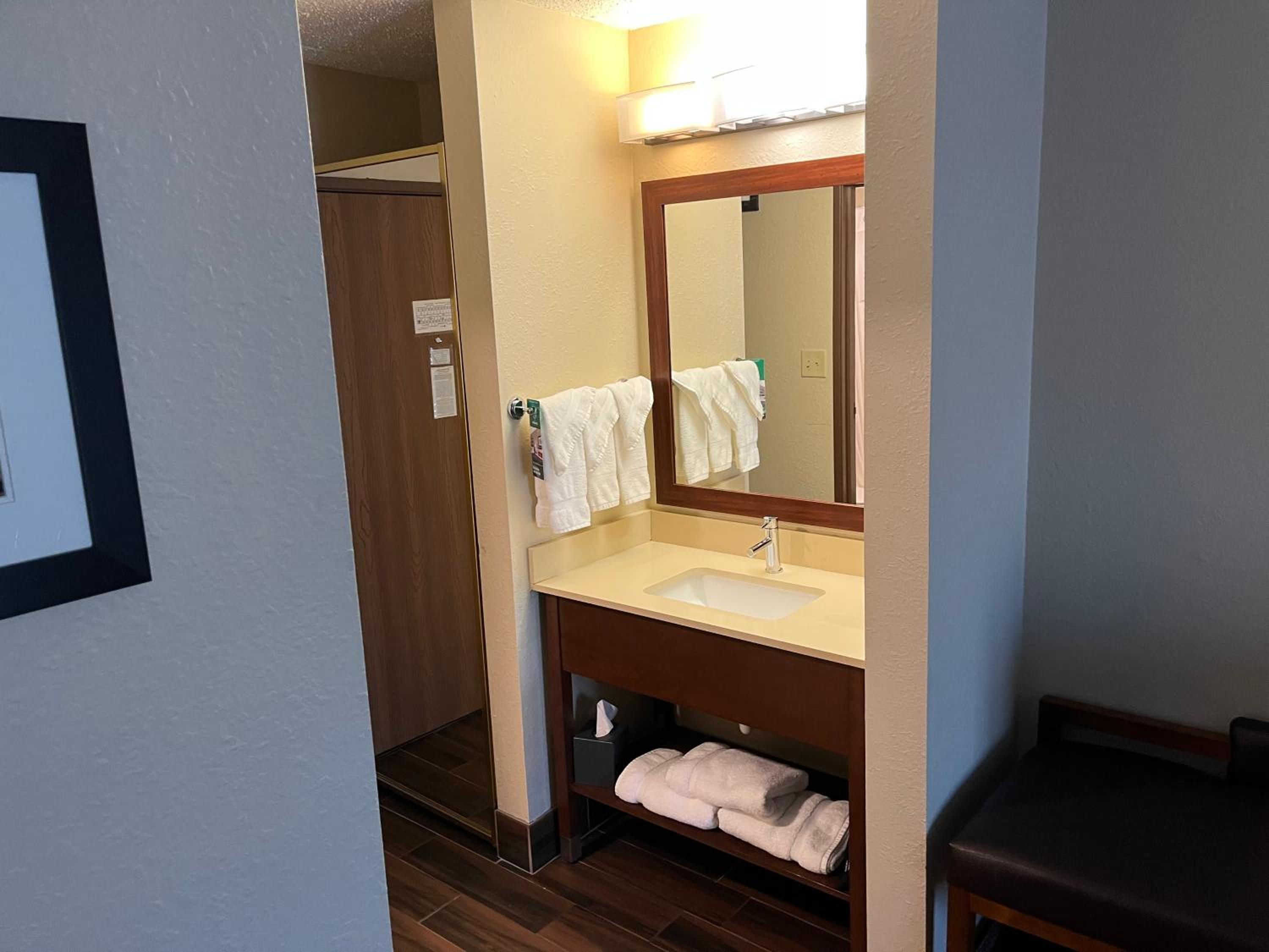King Room - Non-Smoking - Photo 3