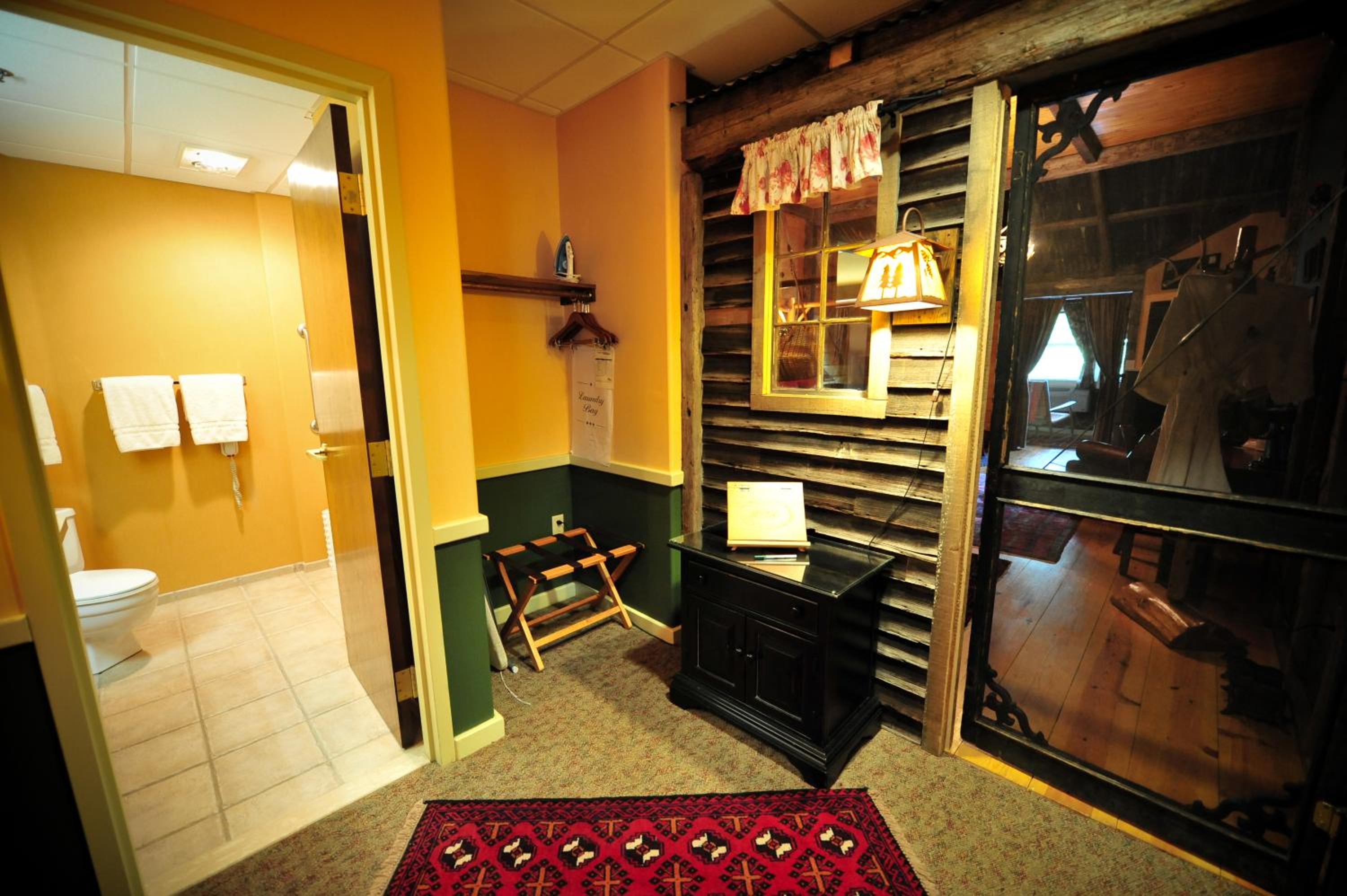 Deluxe King Suite photo 2