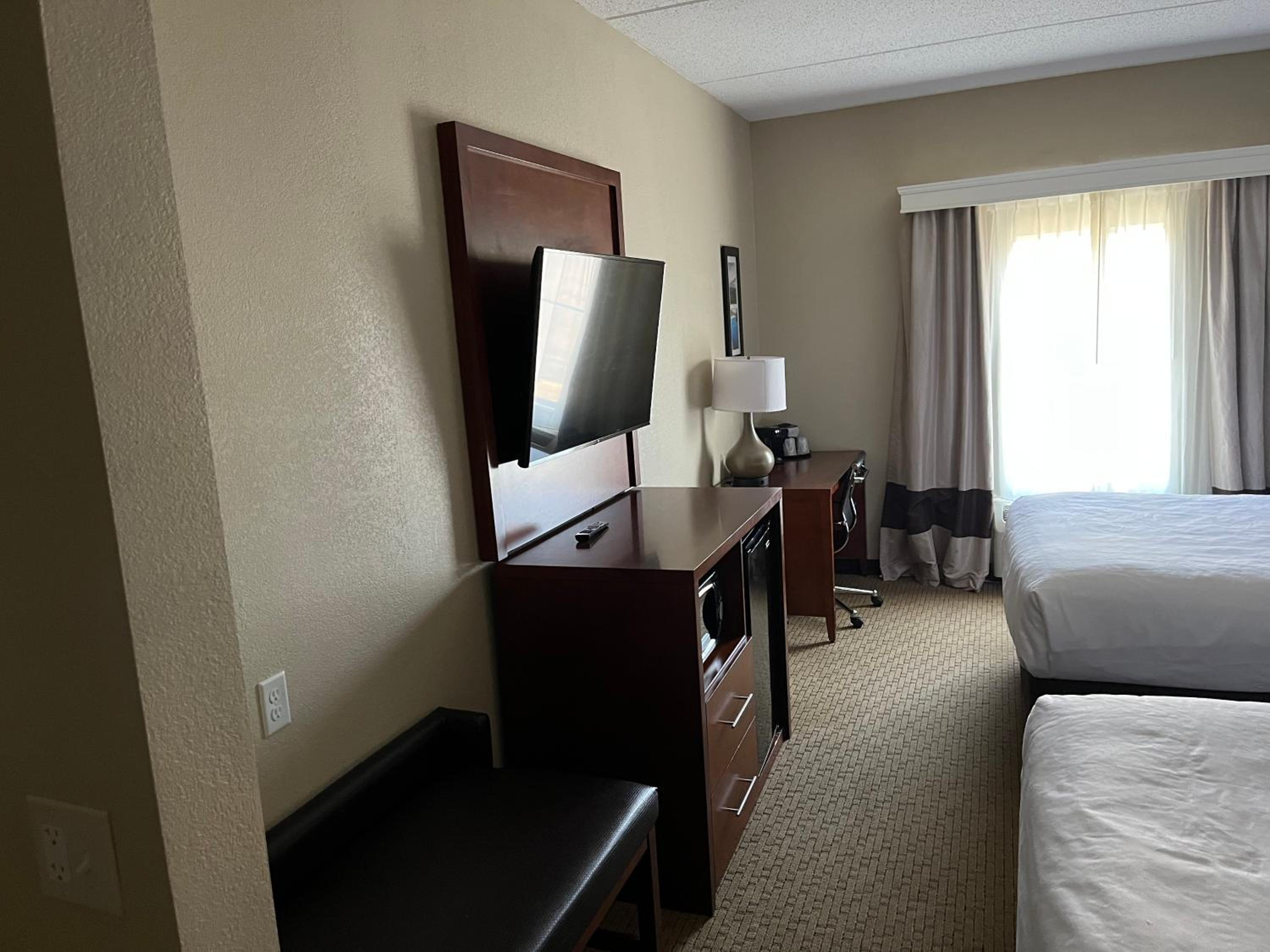 Queen Room with Two Queen Beds - Non-Smoking - Photo 3