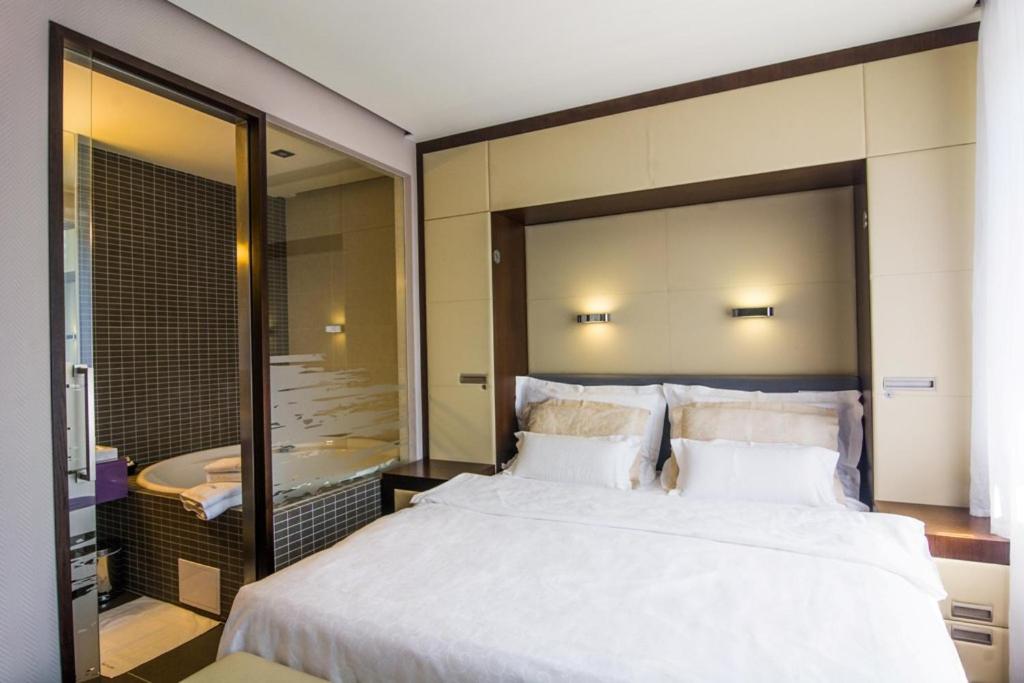 Double Room with Spa Bath photo 3