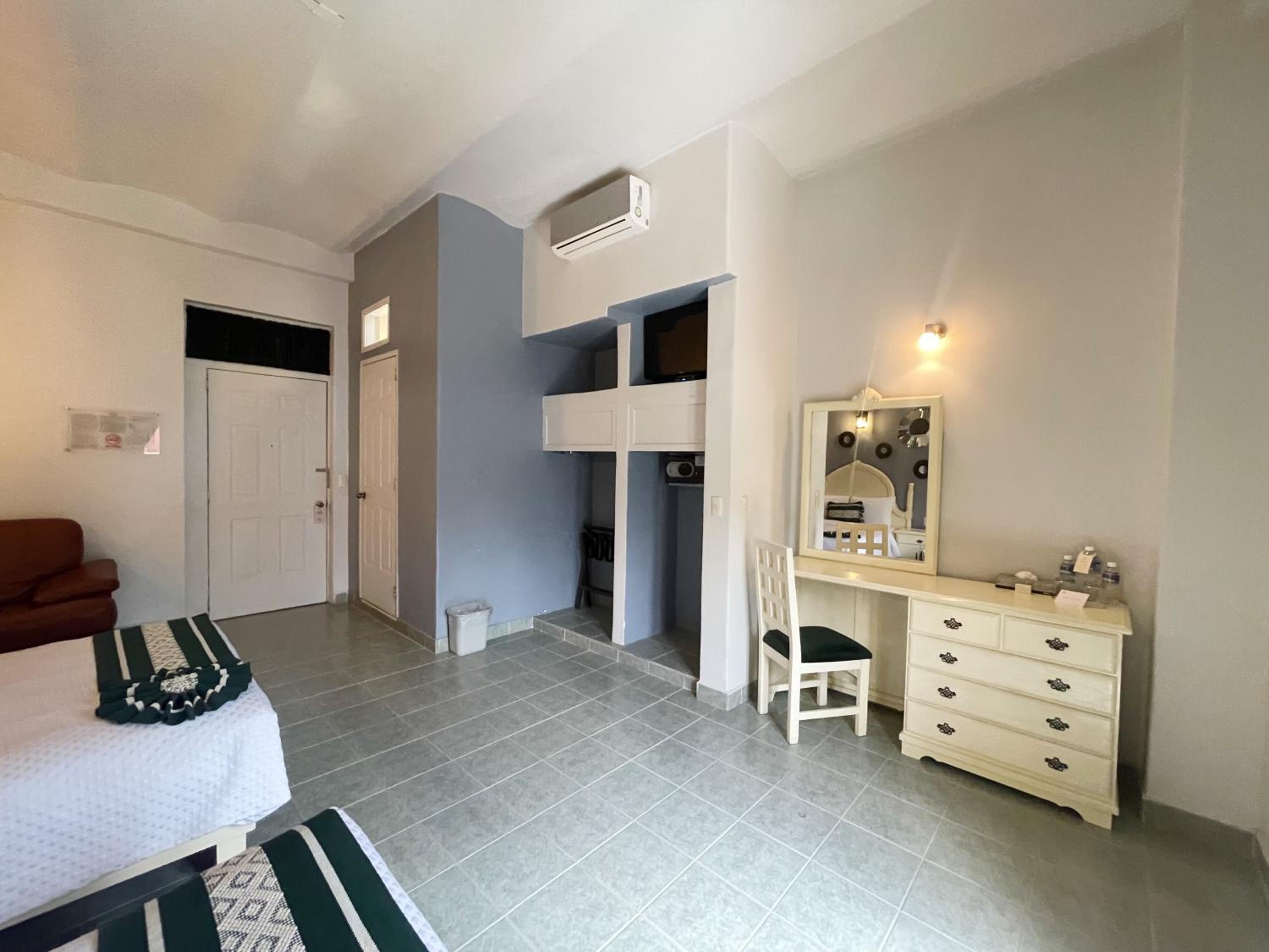 Deluxe Double Room with Balcony - Photo 12
