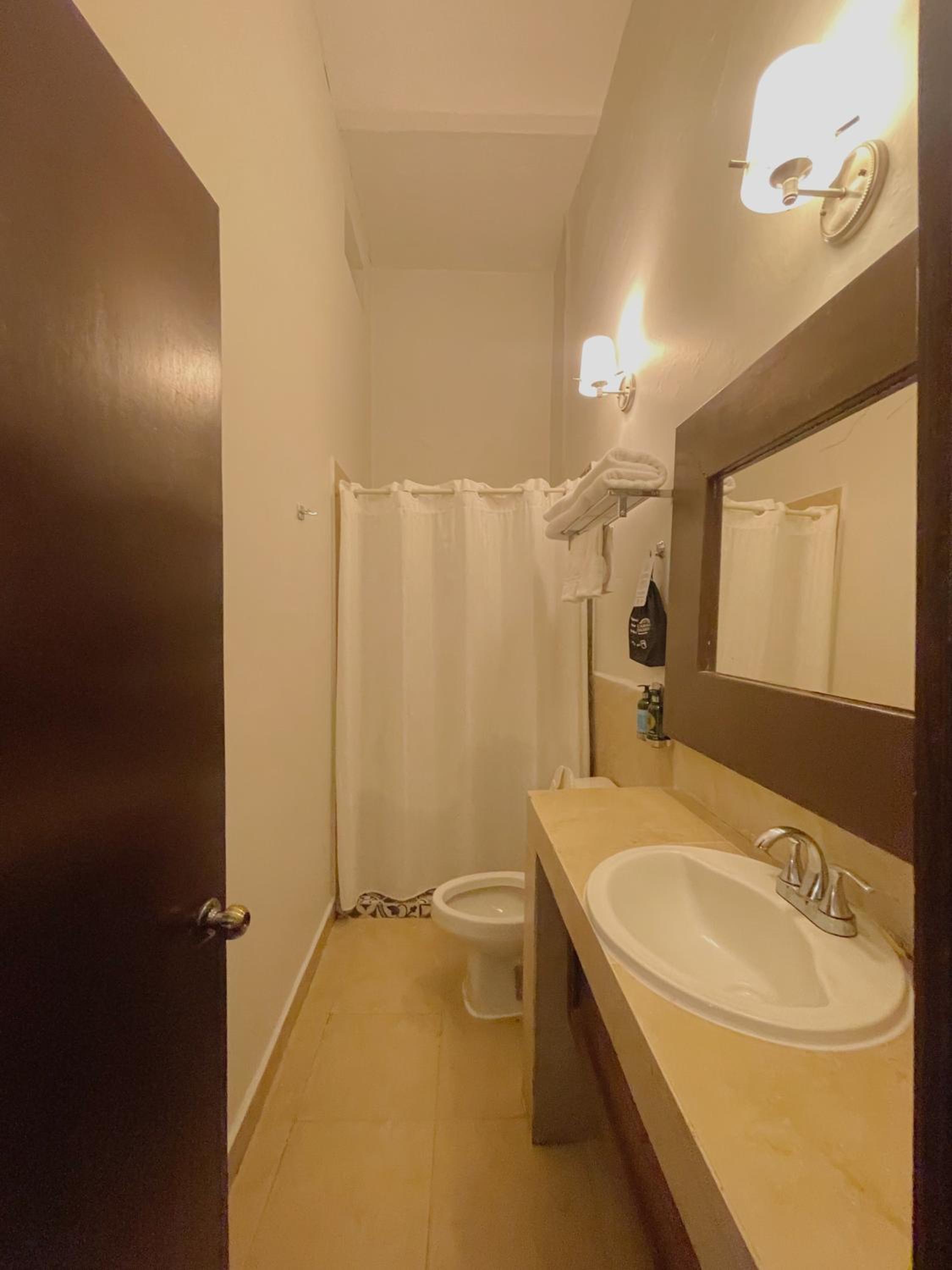 Deluxe Double Room with Balcony - Photo 7