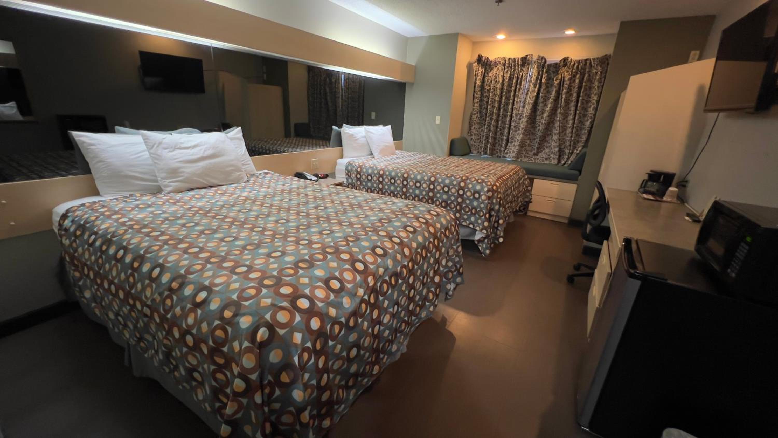 Queen Room with Two Queen Beds - Photo 4