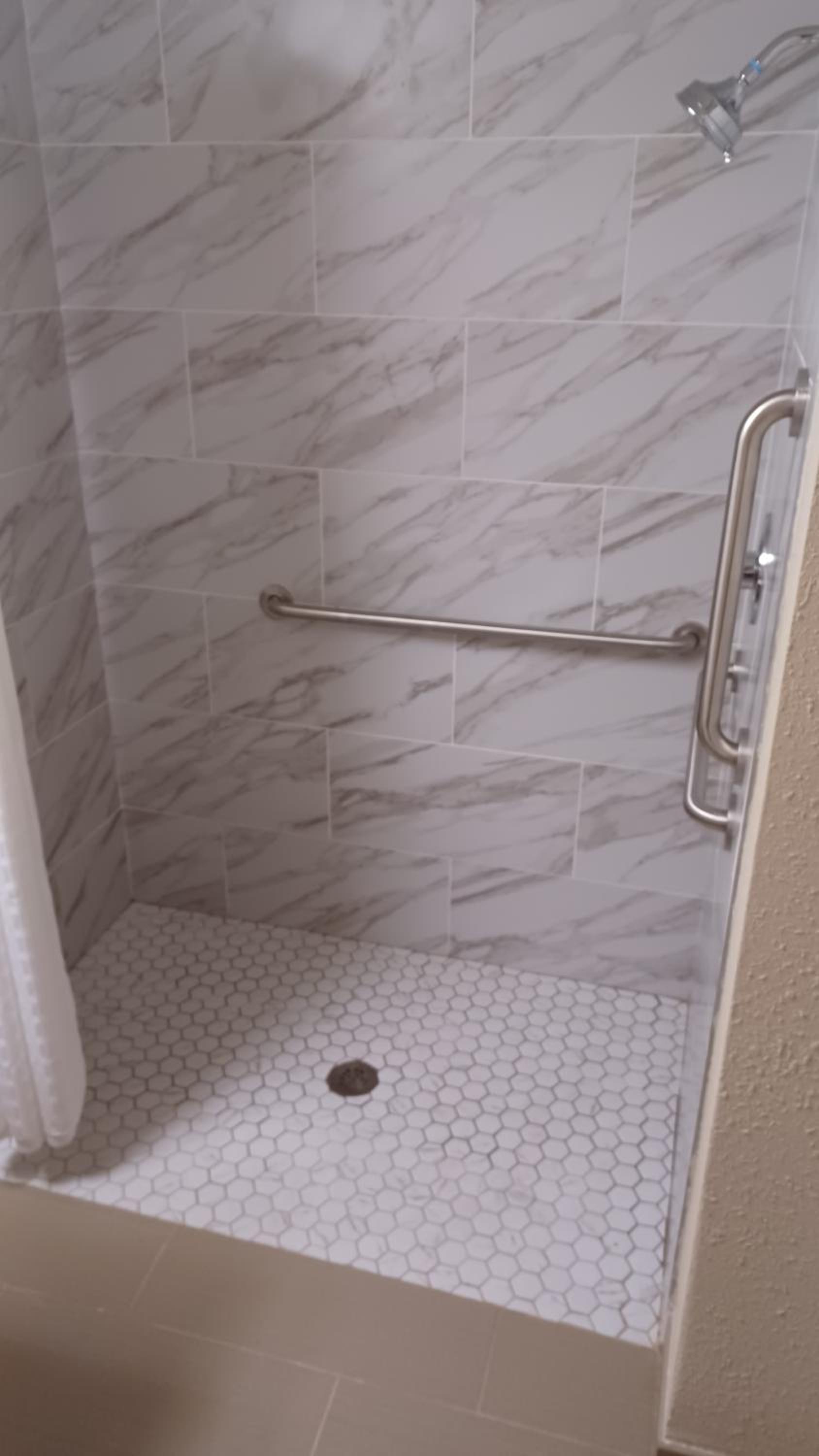 1 Queen Bed, Mobility and Hearing Accessible Room, Roll-In Shower, Non-Smoking - Photo 3