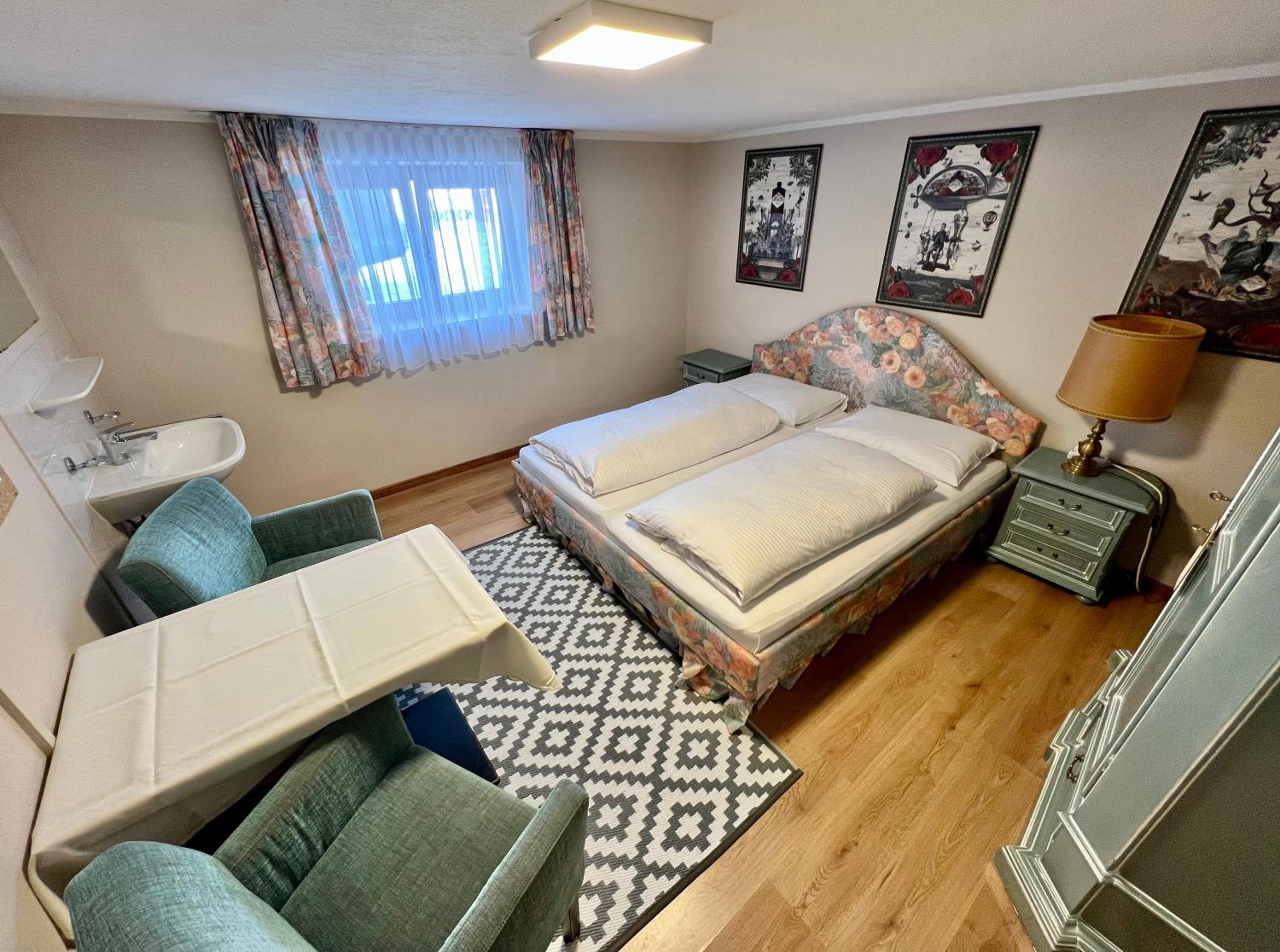 Large Double Room with Shared Bathroom - Souterrain photo 1