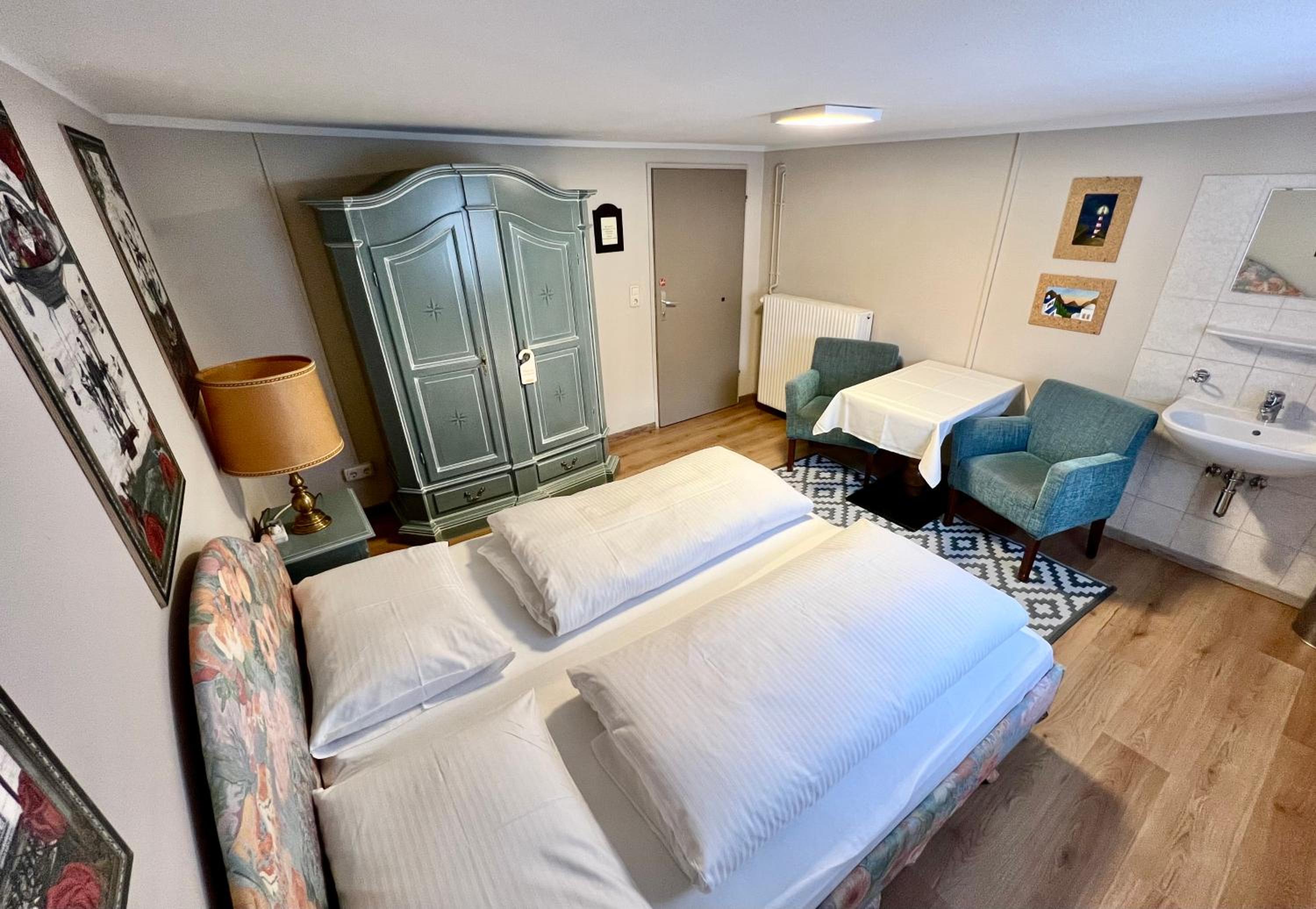Large Double Room with Shared Bathroom - Souterrain photo 2