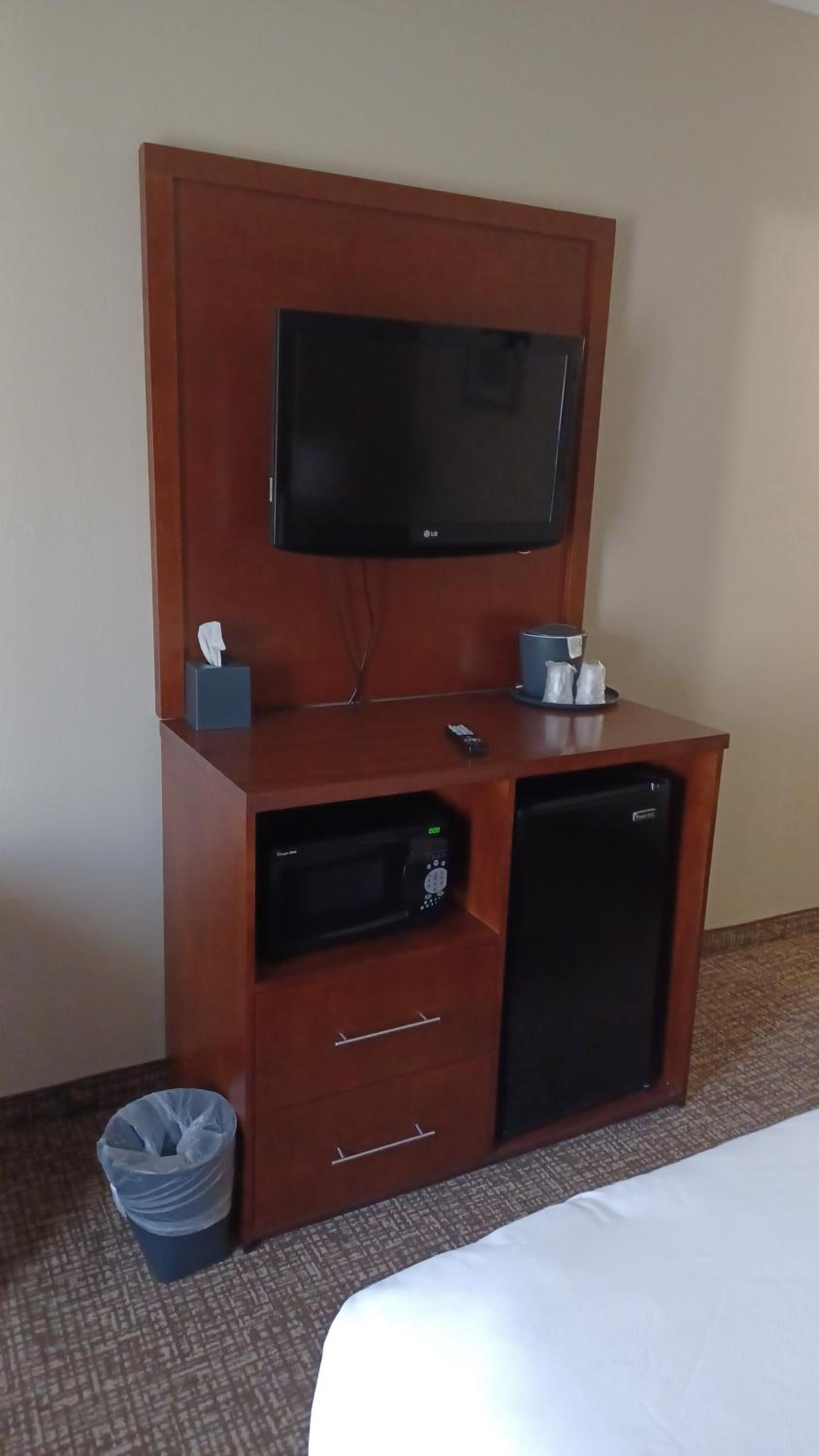 1 Queen Bed, Mobility and Hearing Accessible Room, Roll-In Shower, Non-Smoking - Photo 2