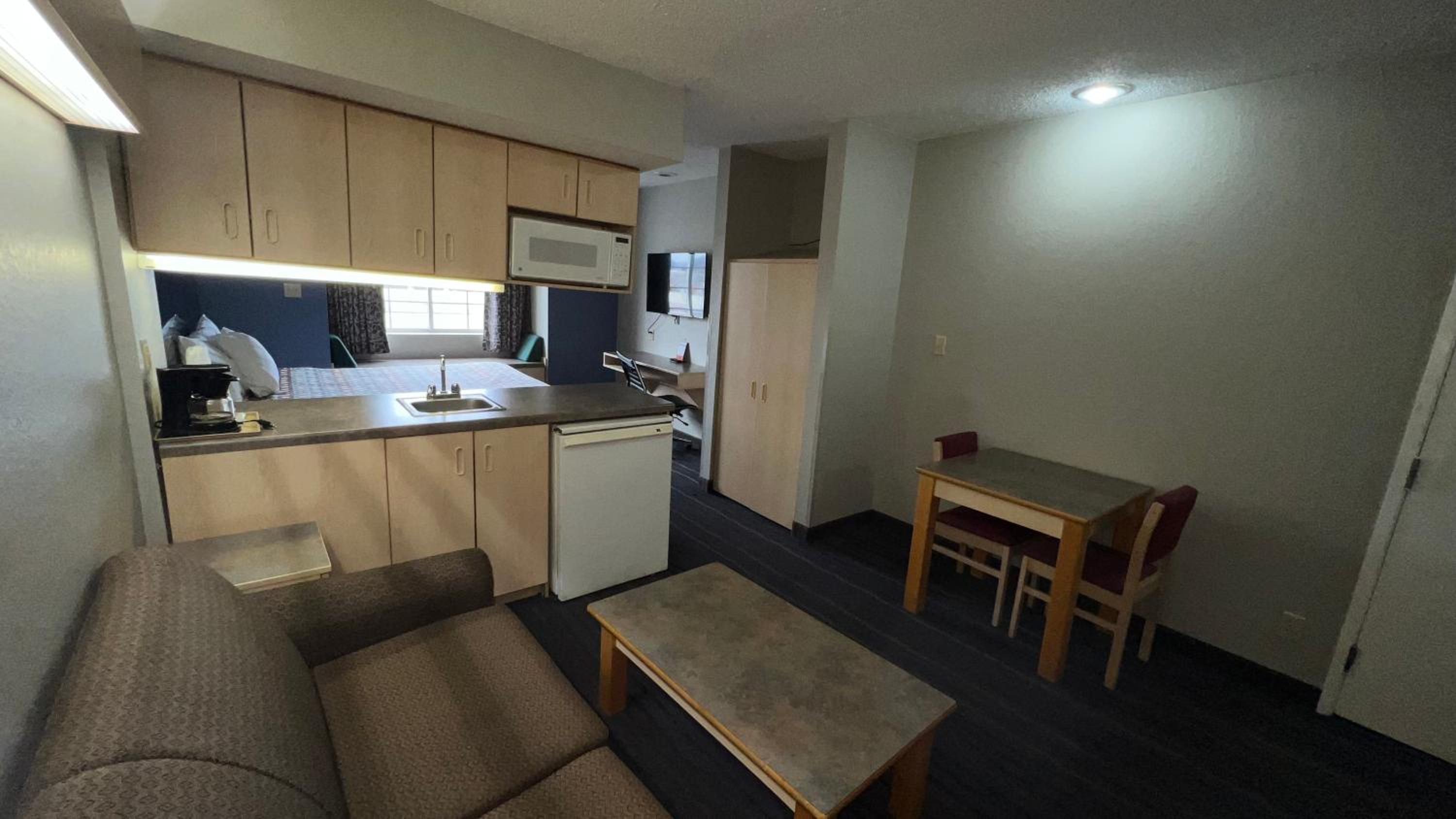 Queen Suite - Photo 2