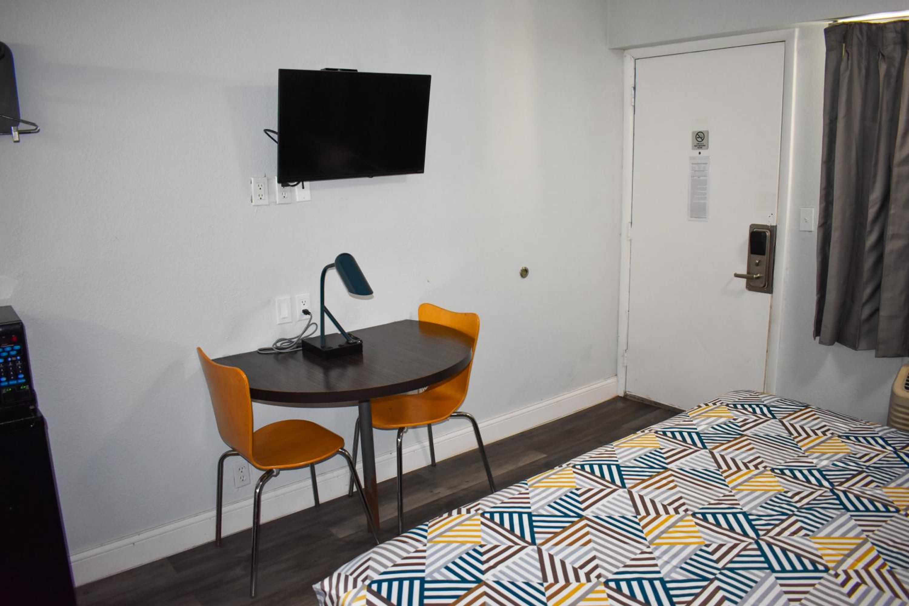 King Room - Non-Smoking - Photo 3