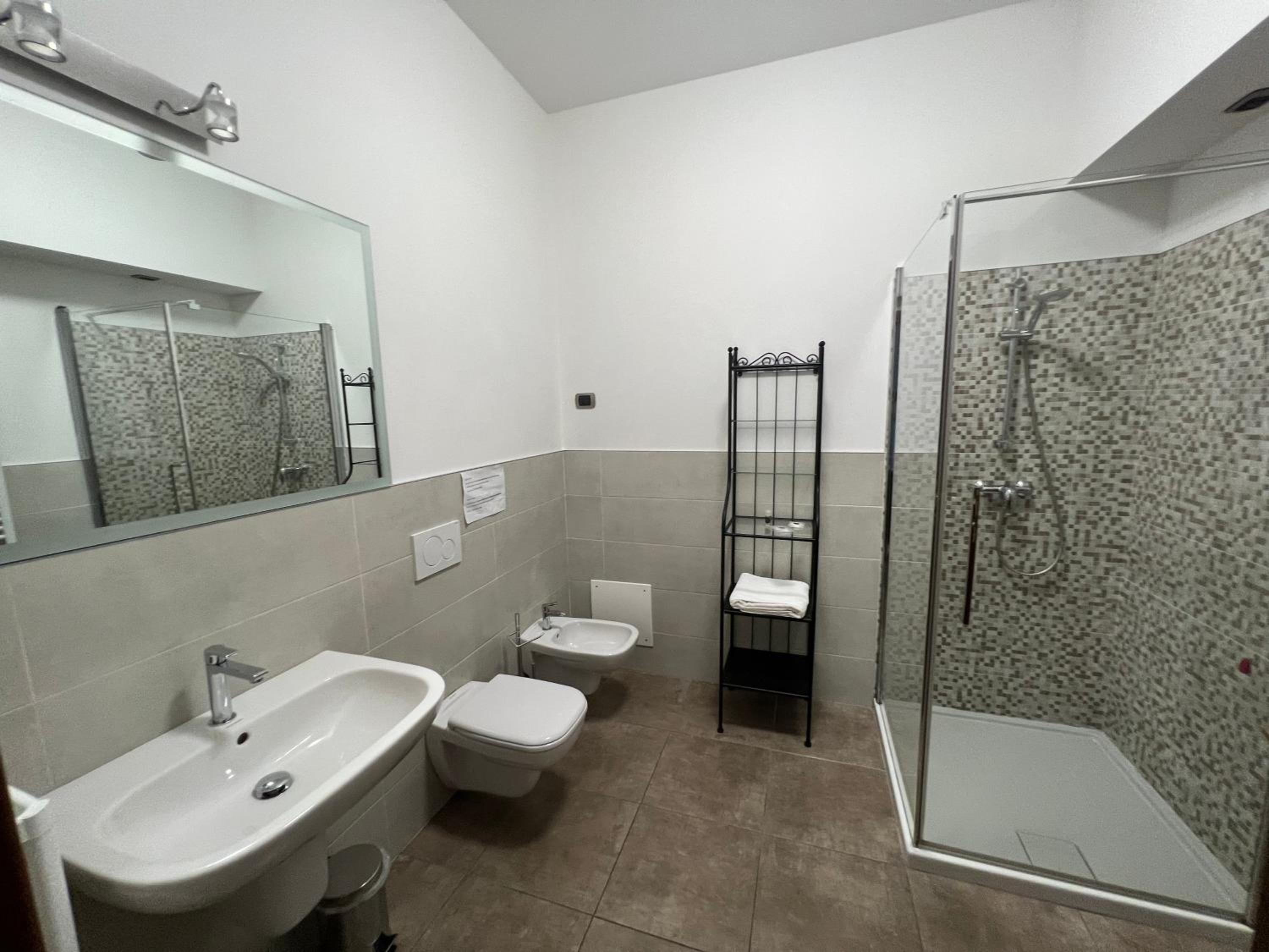 Double Room with Private Bathroom - Photo 4