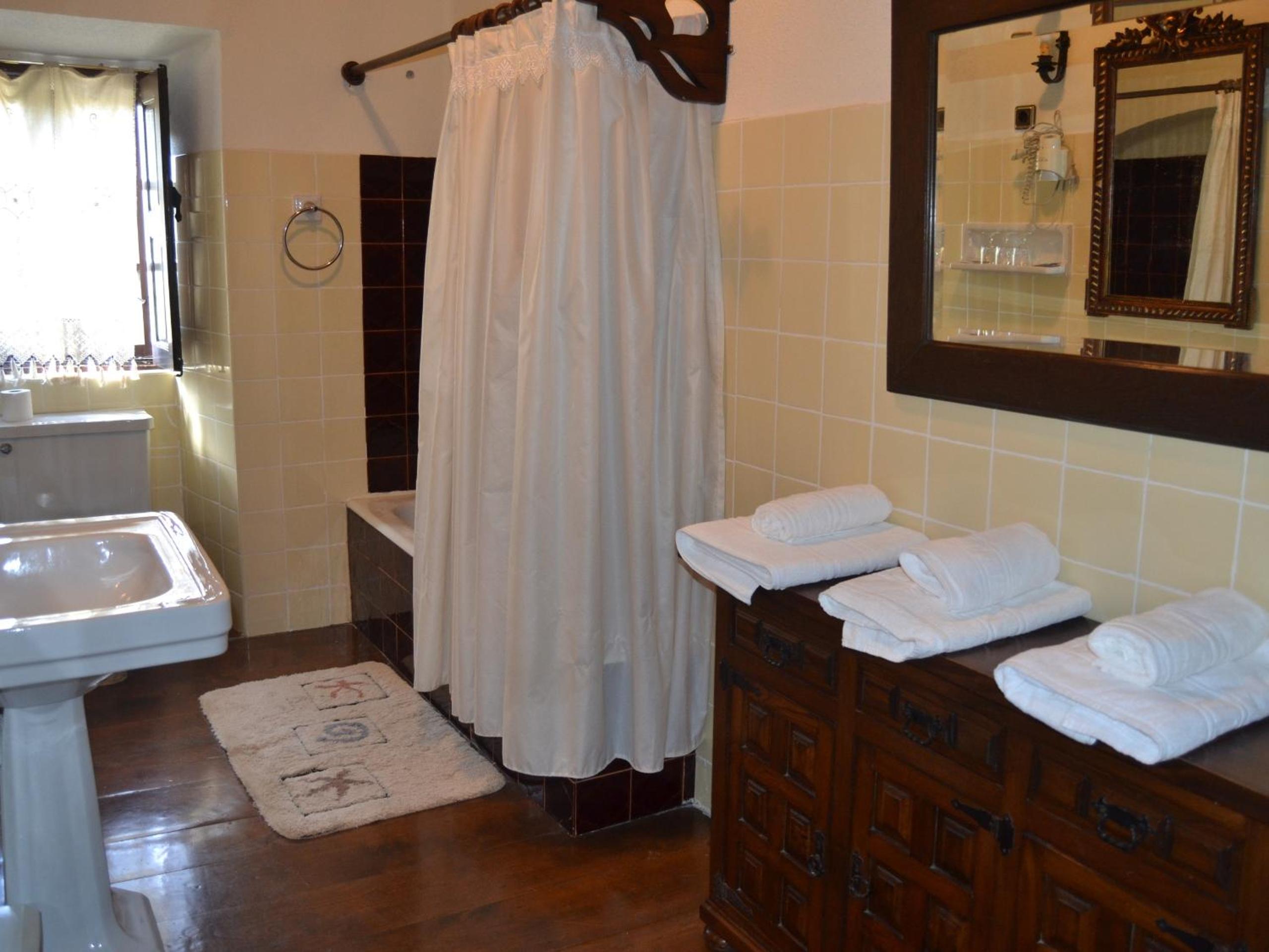 Family Room with Private Bathroom photo 2