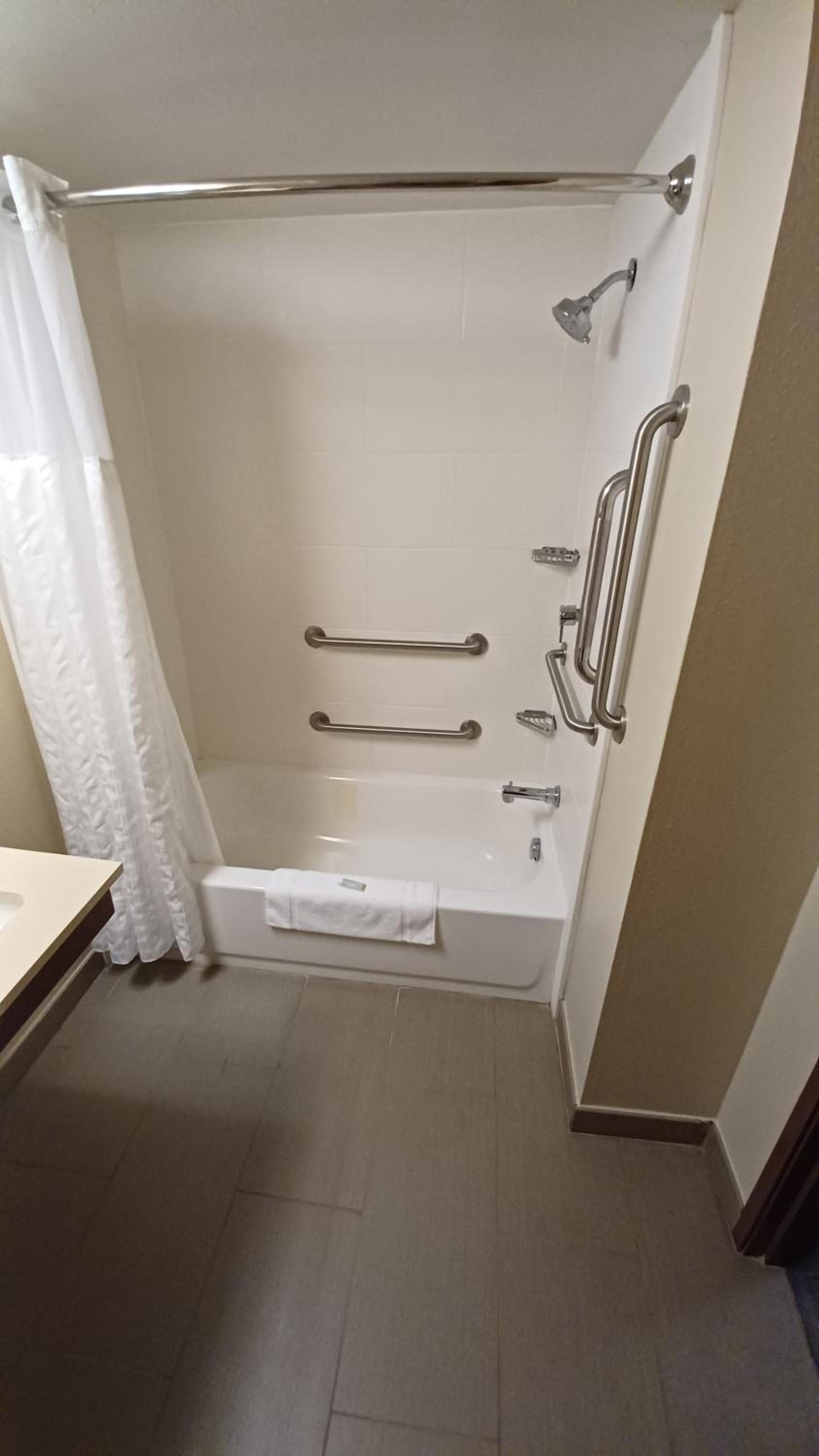 1 Queen Bed, Mobility Accessible Room, Bathtub w/ Grab Bars, Non-Smoking - Photo 4